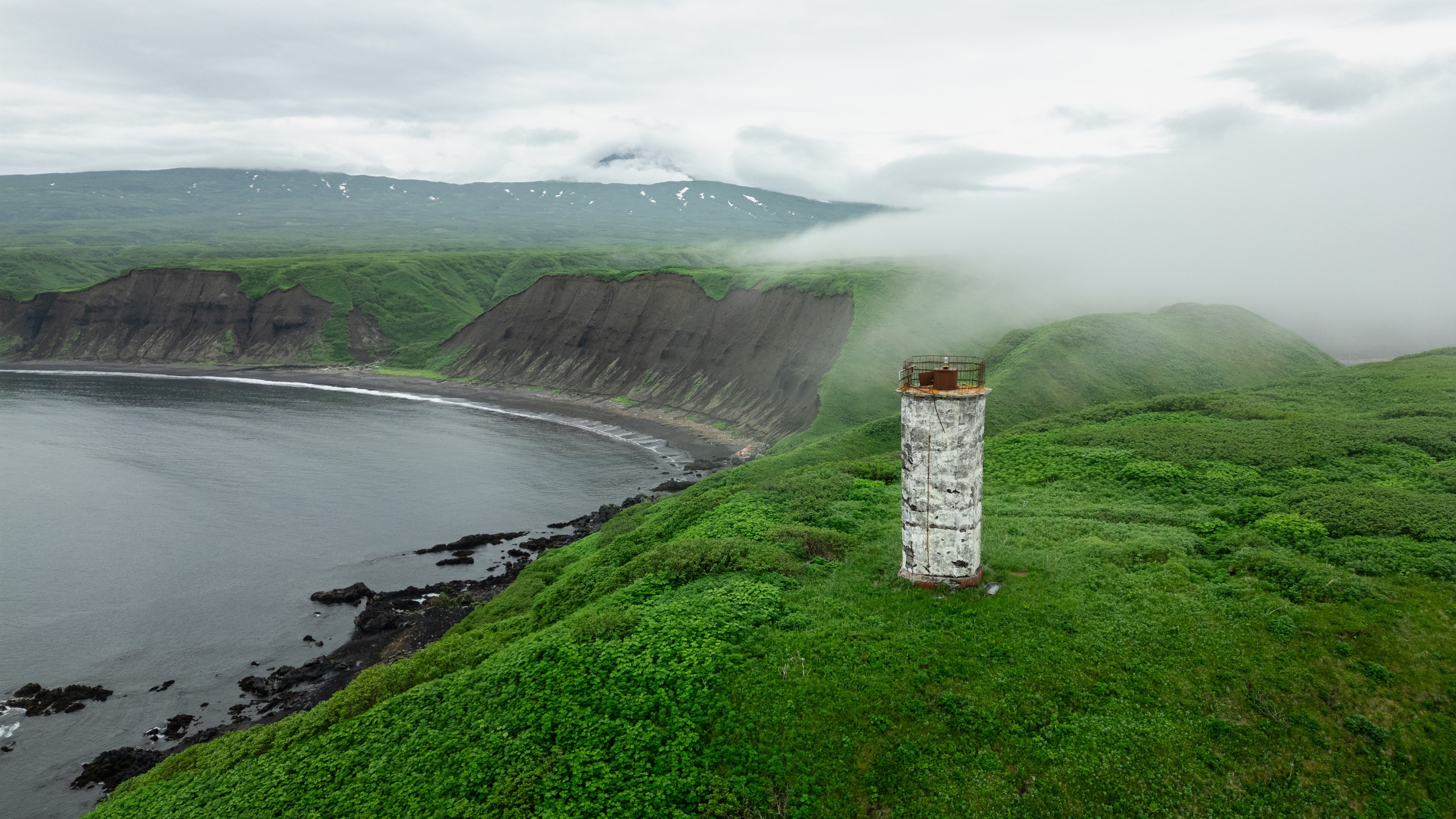 Маяк на острове Онекотан, дрон фото