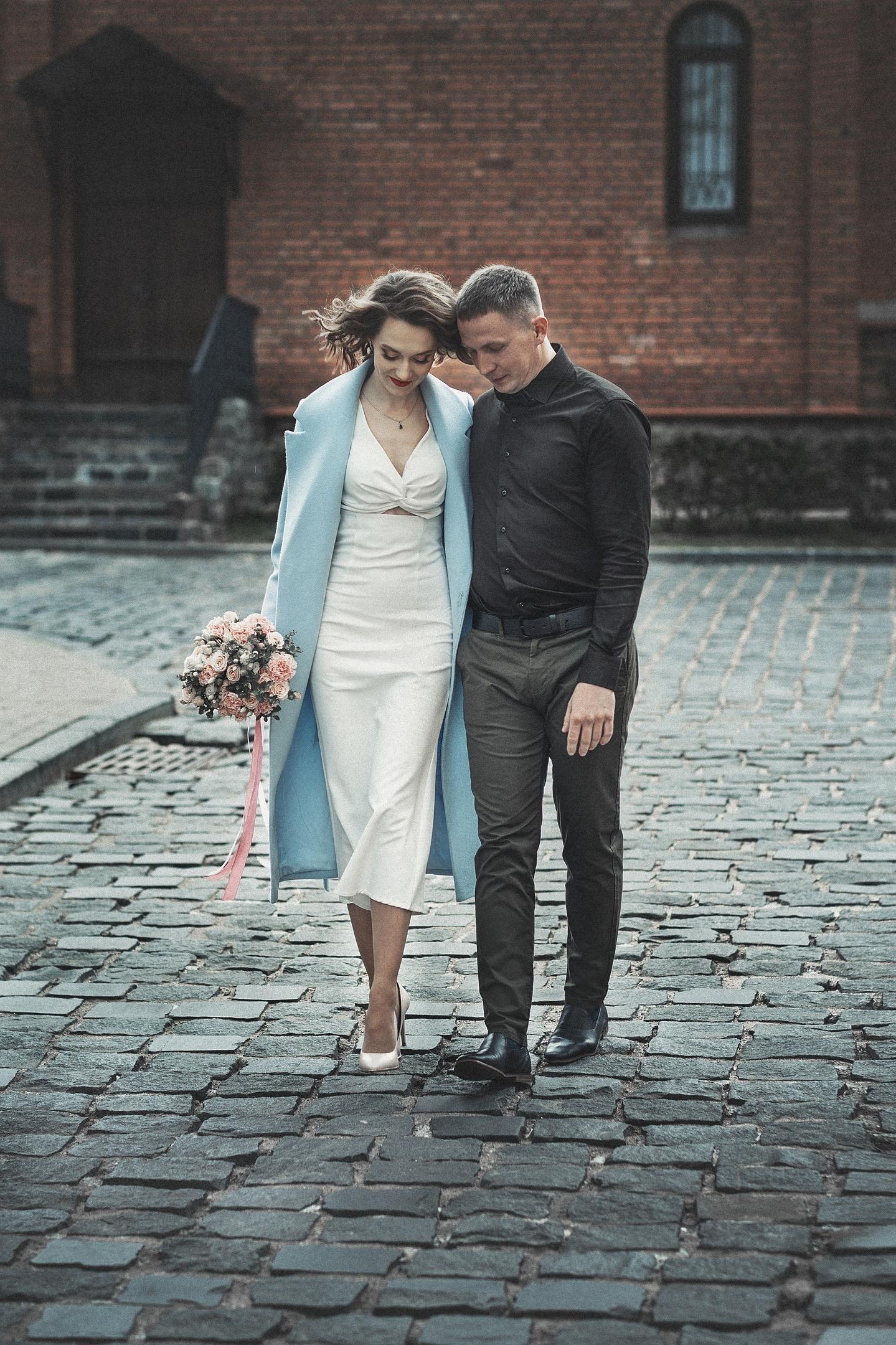 Свадебная прогулка после загса, студийная фотосъемка молодоженов