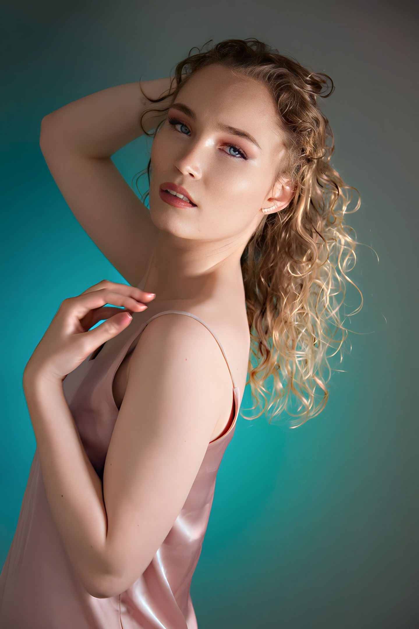 Фотосессия девушки с цветным светом