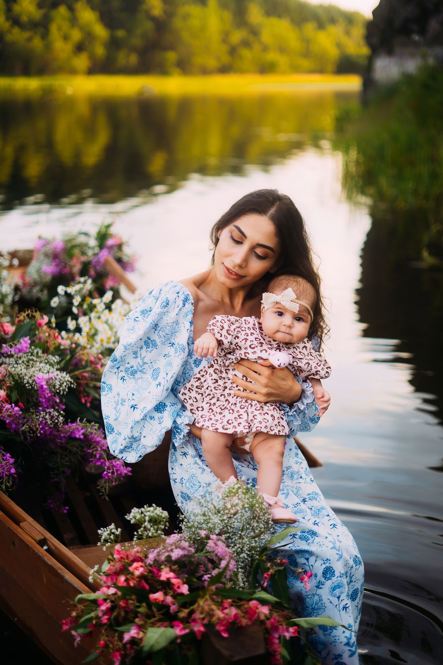 Фотопроекты на лодке с цветами в Красноярске. Фотографы Харины Иван и Светлана Красноярск