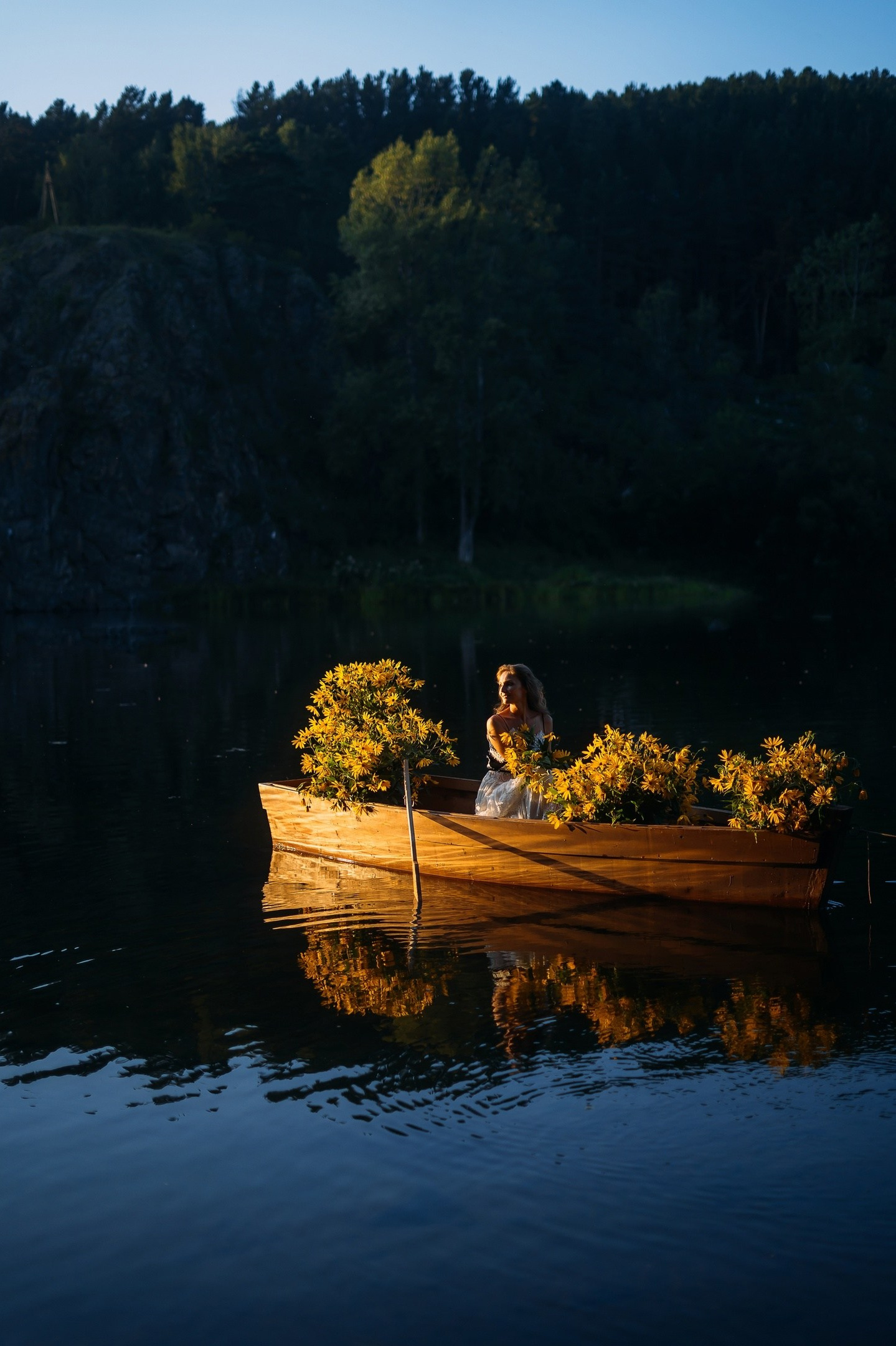 Фотопроекты на лодке с цветами в Красноярске. Фотографы Харины Иван и Светлана Красноярск