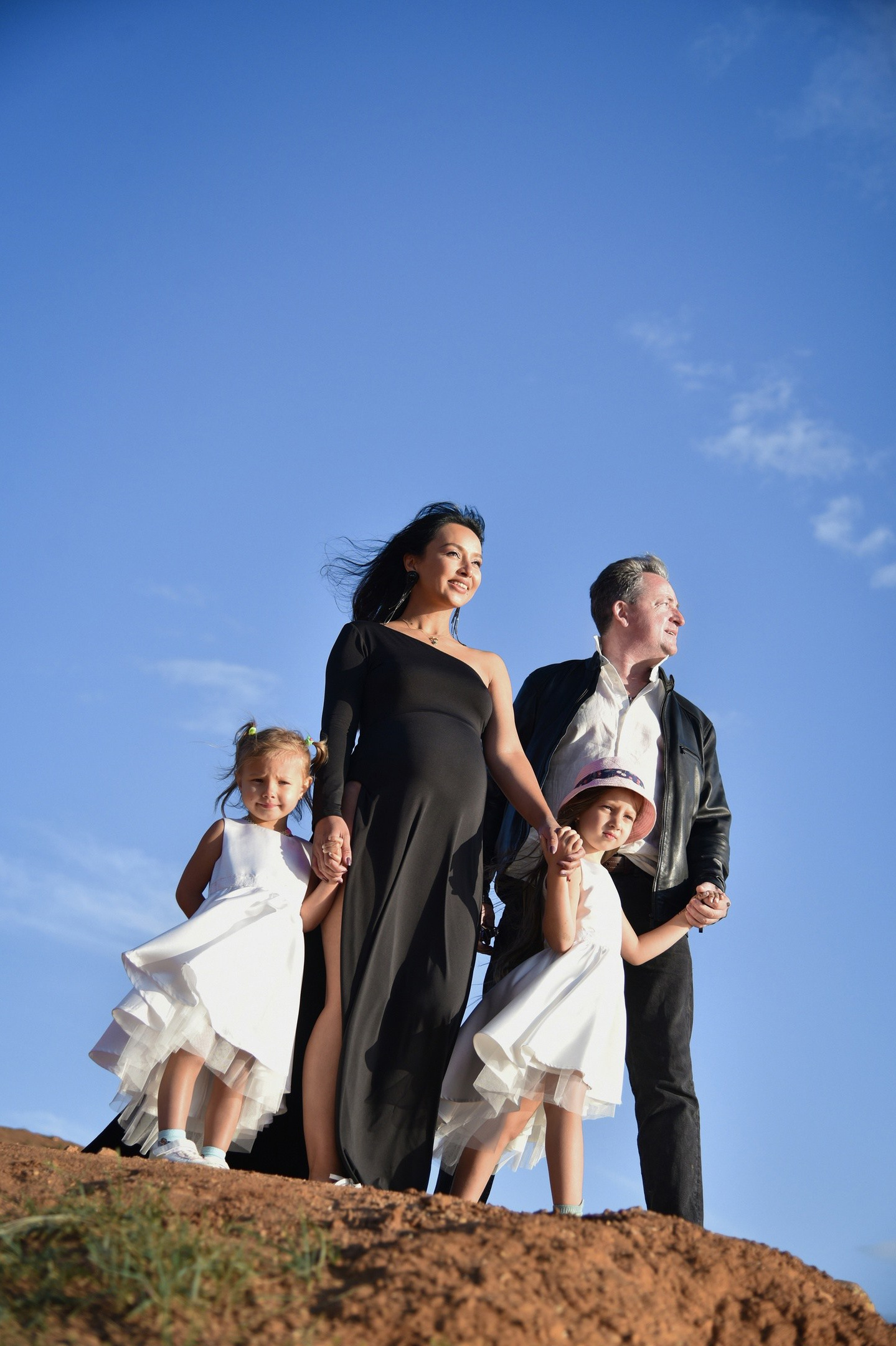 Занимаюсь профессиональной фотографией и живу рядом с Байкалом. Работаю в разных жанрах