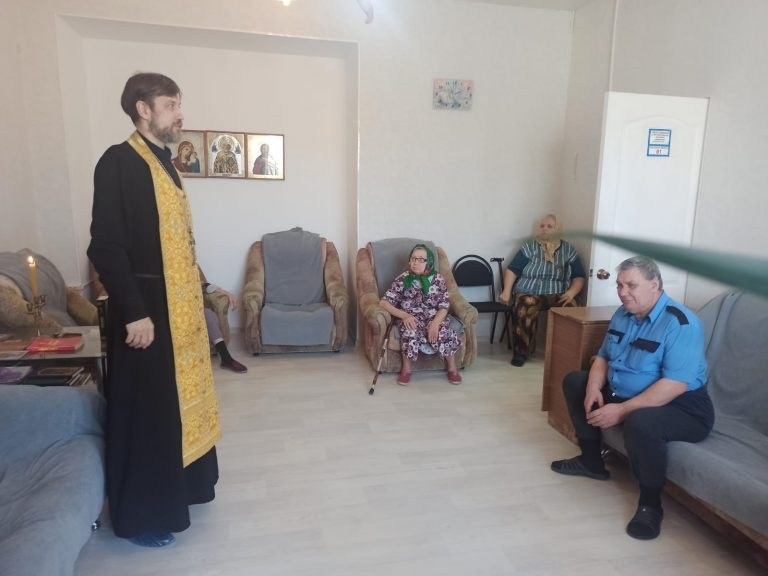 Клирик Георгиевского храма совершил молебен в социально-реабилитационном центре. Северное благочиние Саратовской епархии