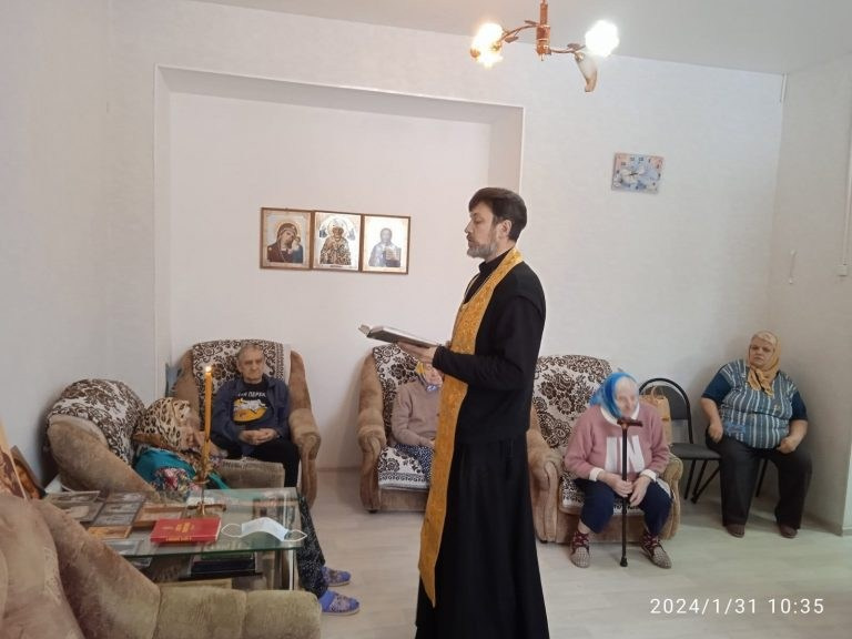 Клирик Георгиевского храма совершил молебен в социально-реабилитационном центре. Северное благочиние Саратовской епархии