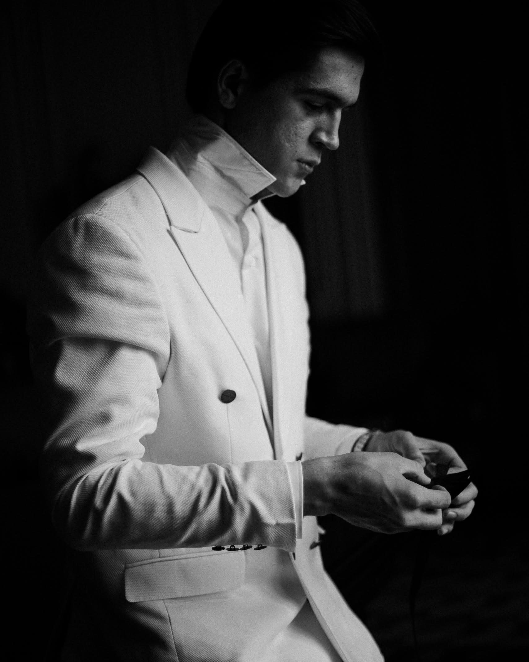 Утро жениха — черно-белый кадр в стиле fashion, подготовка к свадебной церемонии