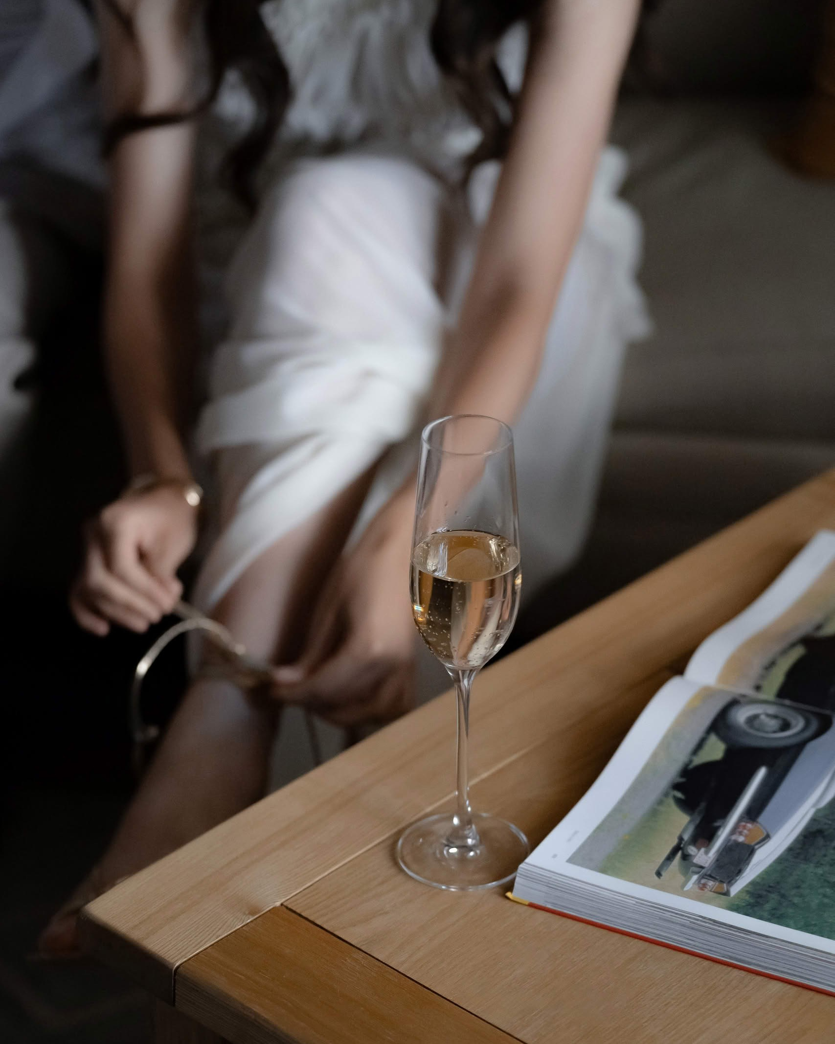 утро невесты невеста надевает туфли сборы невесты фотосъёмка СПб