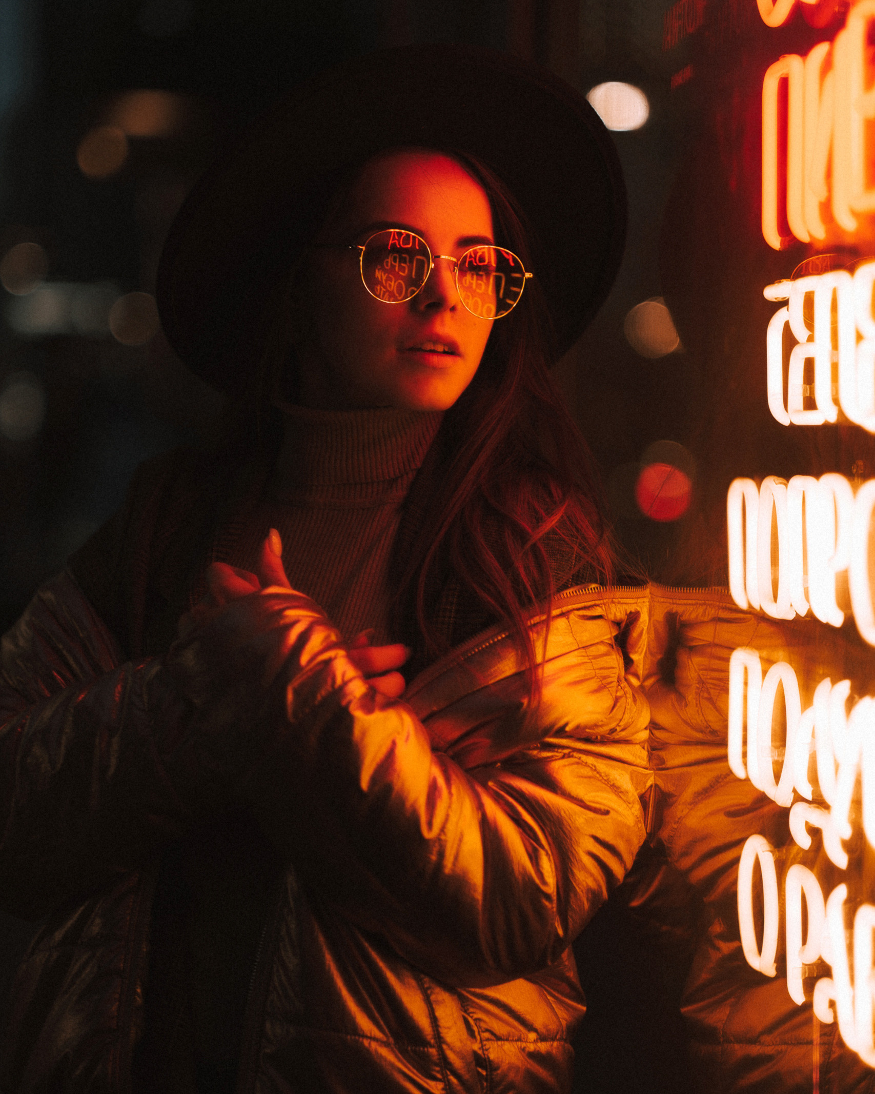 портрет девушки рядом с неоновой вывеской