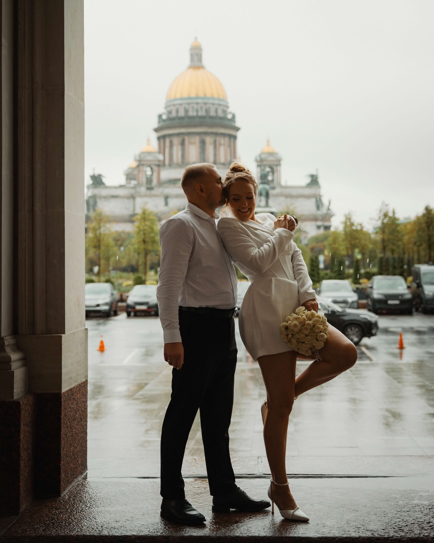 Свадебная фотосессия пары на фоне Исаакиевского собора в Санкт-Петербурге