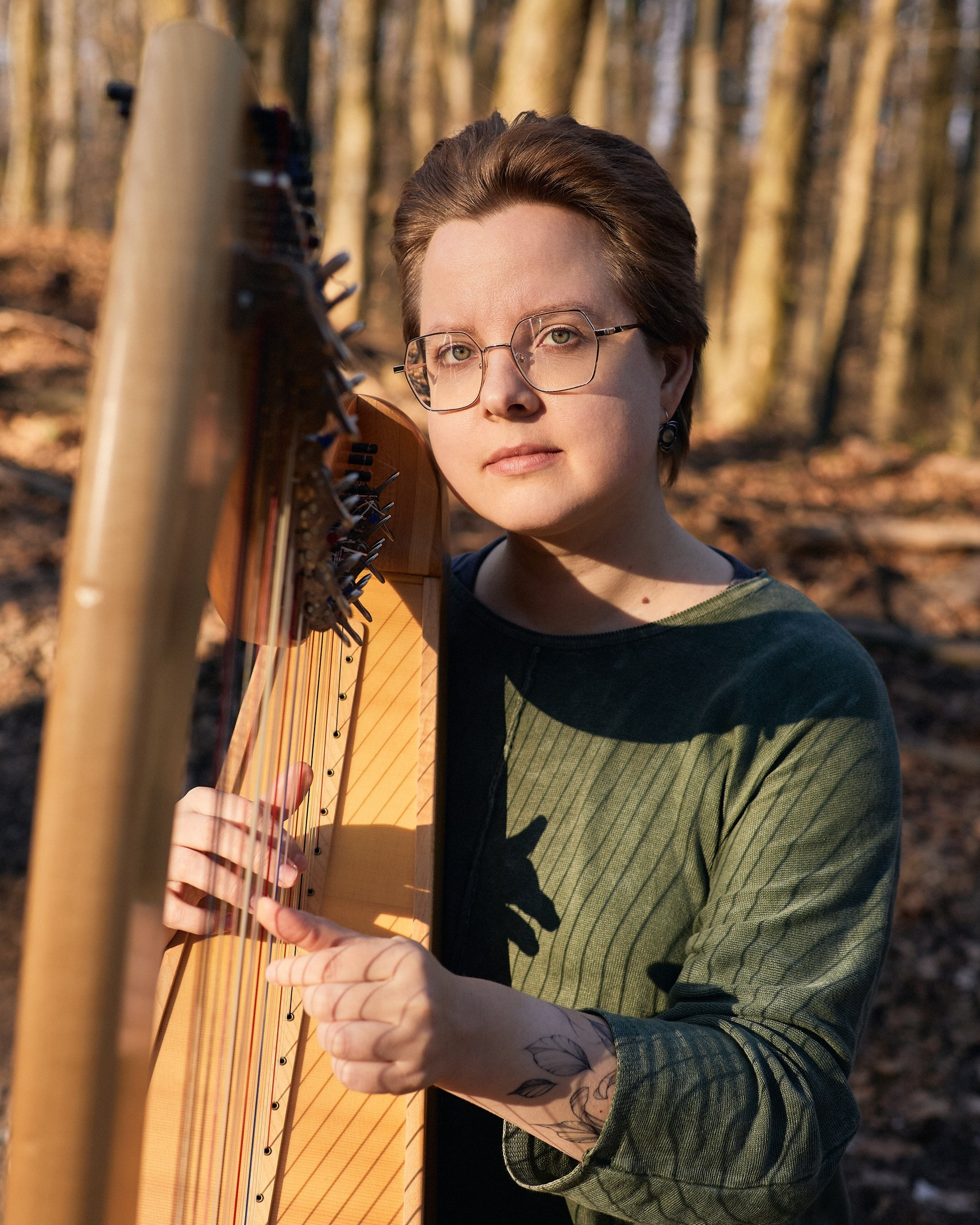 Tania Hart. Psychologist, Harpist, Creator of the Hart Method. Album "A Gentle Touch". Individual and group harp therapy