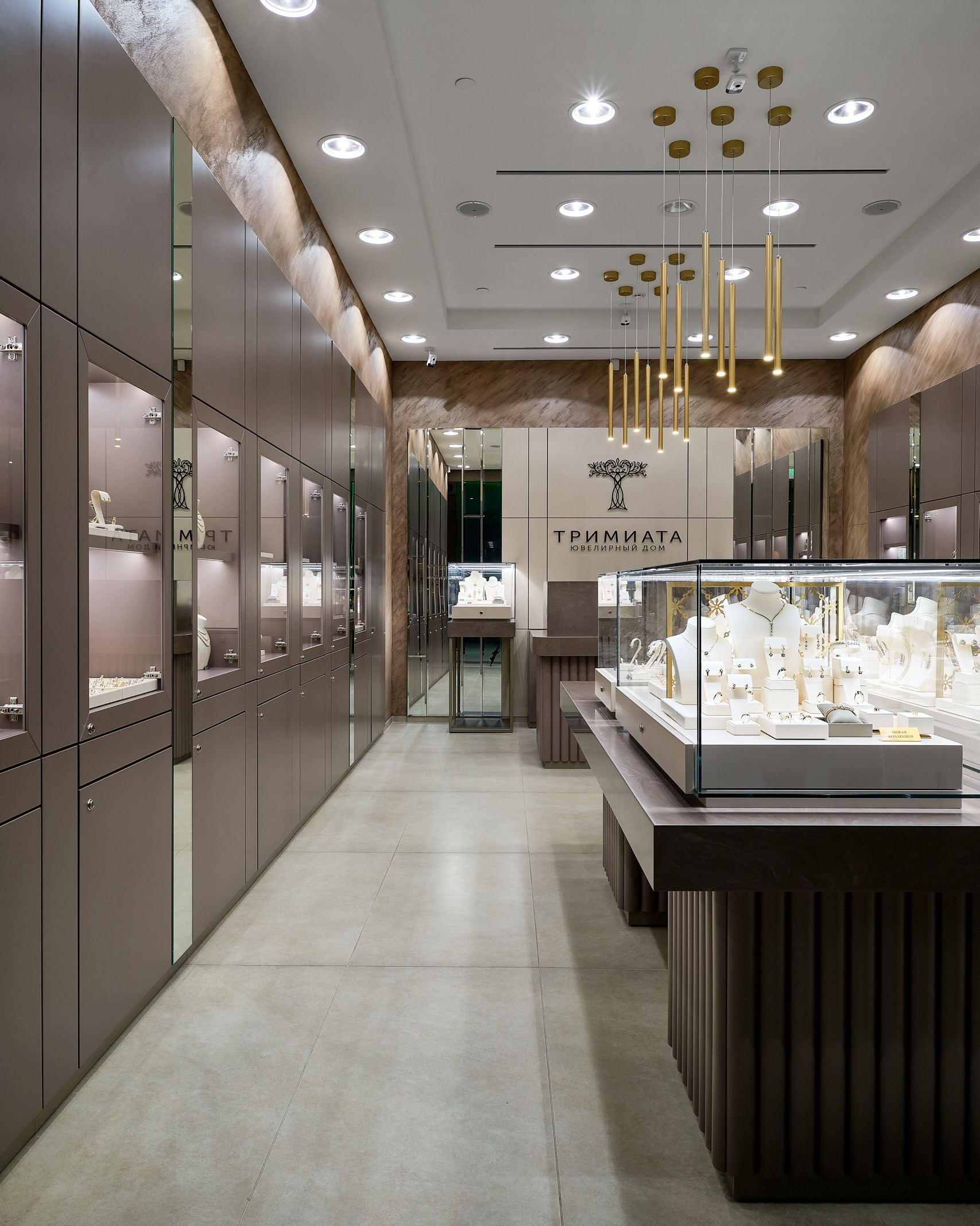 Интерьер ювелирного магазина с витринами и освещением — интерьерная фотосъёмка коммерческого пространства для сайта и маркетинга
