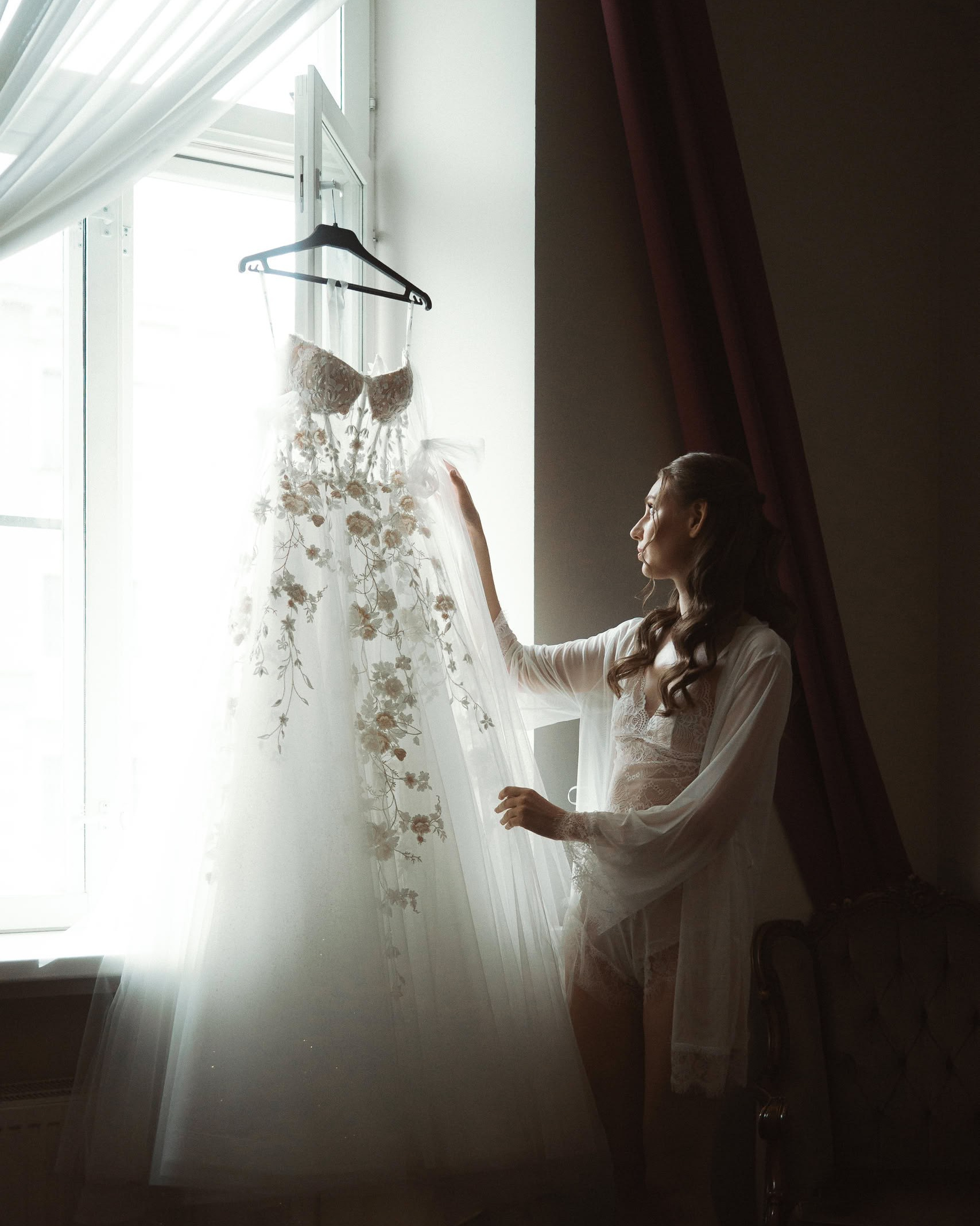 утро невесты Санкт-Петербург платье у окна мягкий свет сборы невесты