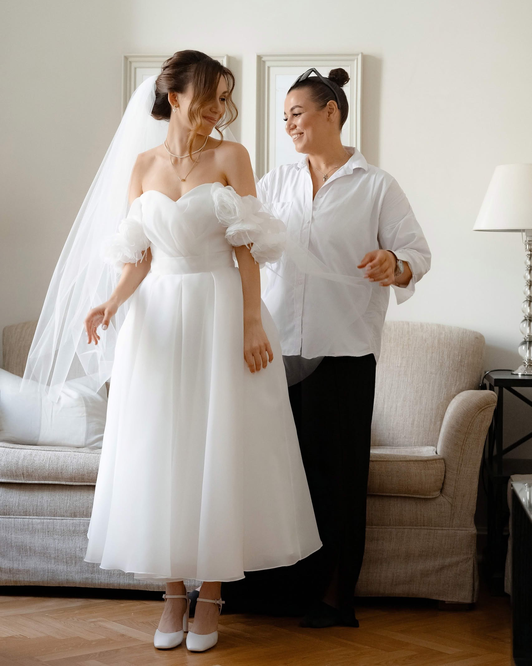 утро невесты невеста с подругой подготовка к свадьбе сборы невесты