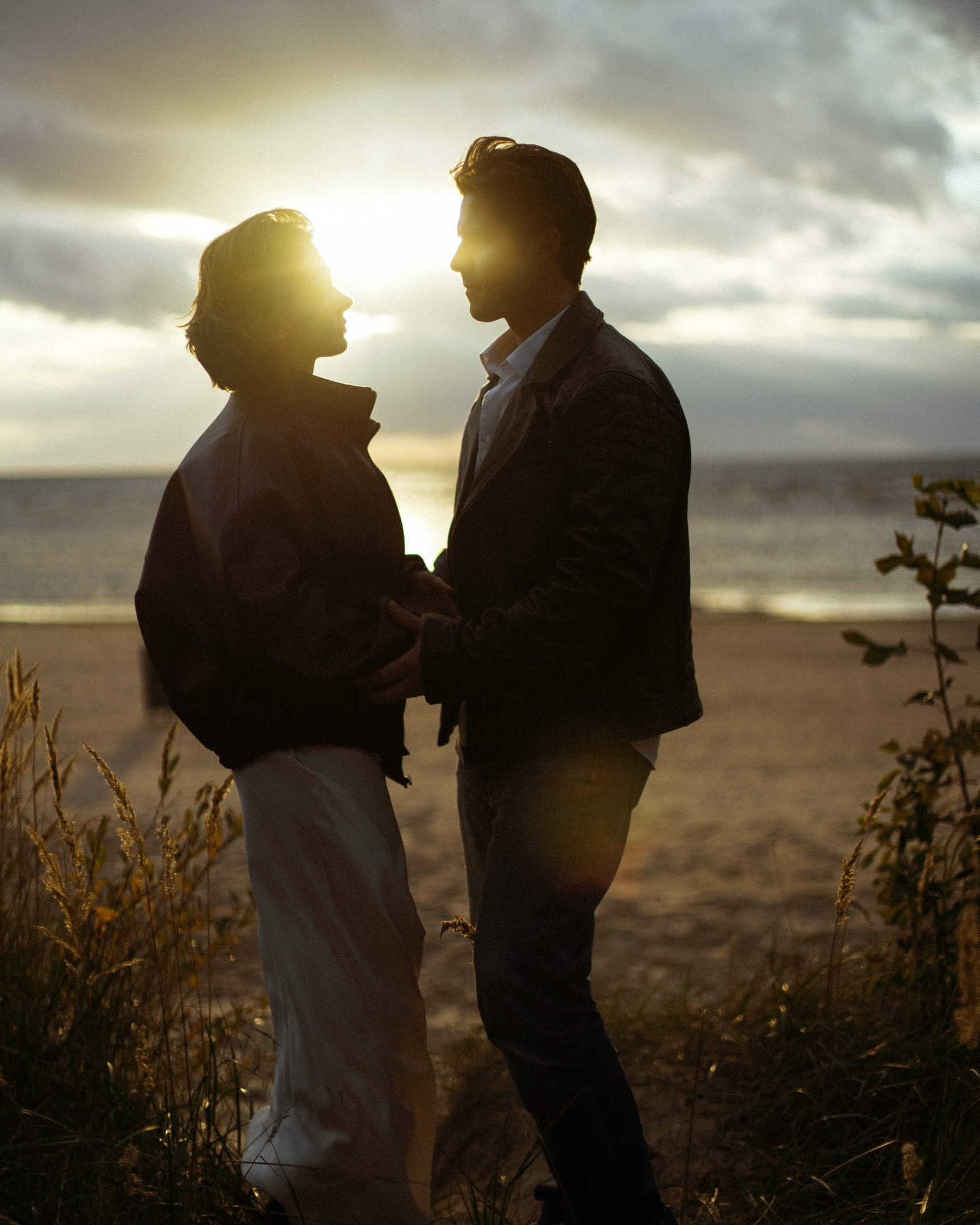 Парная фотосессия Санкт-Петербург — пара в объятиях на кровати у окна, утренний свет