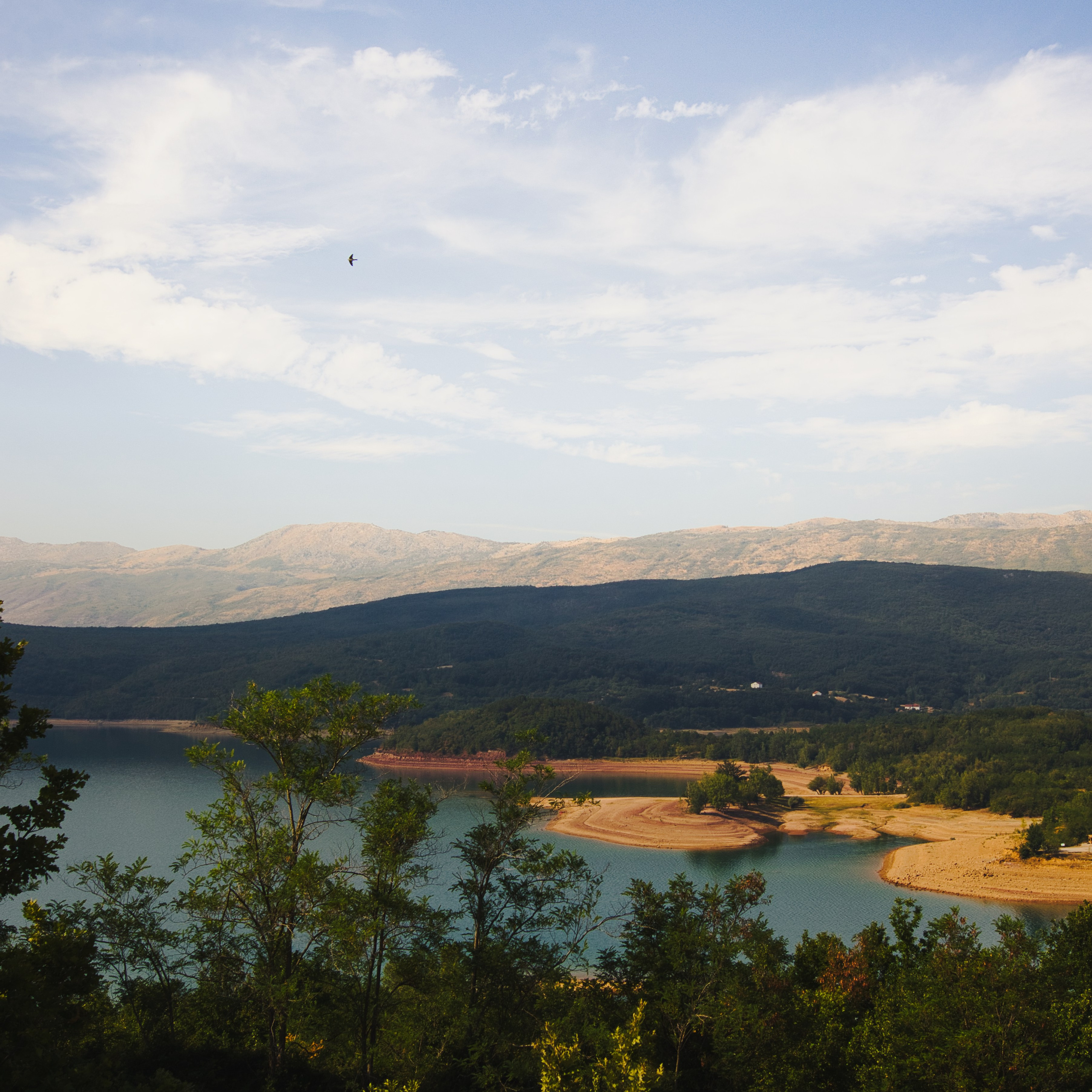 Панорама Крушчицкого водохранилища с горами и птицей в небе, Хорватия