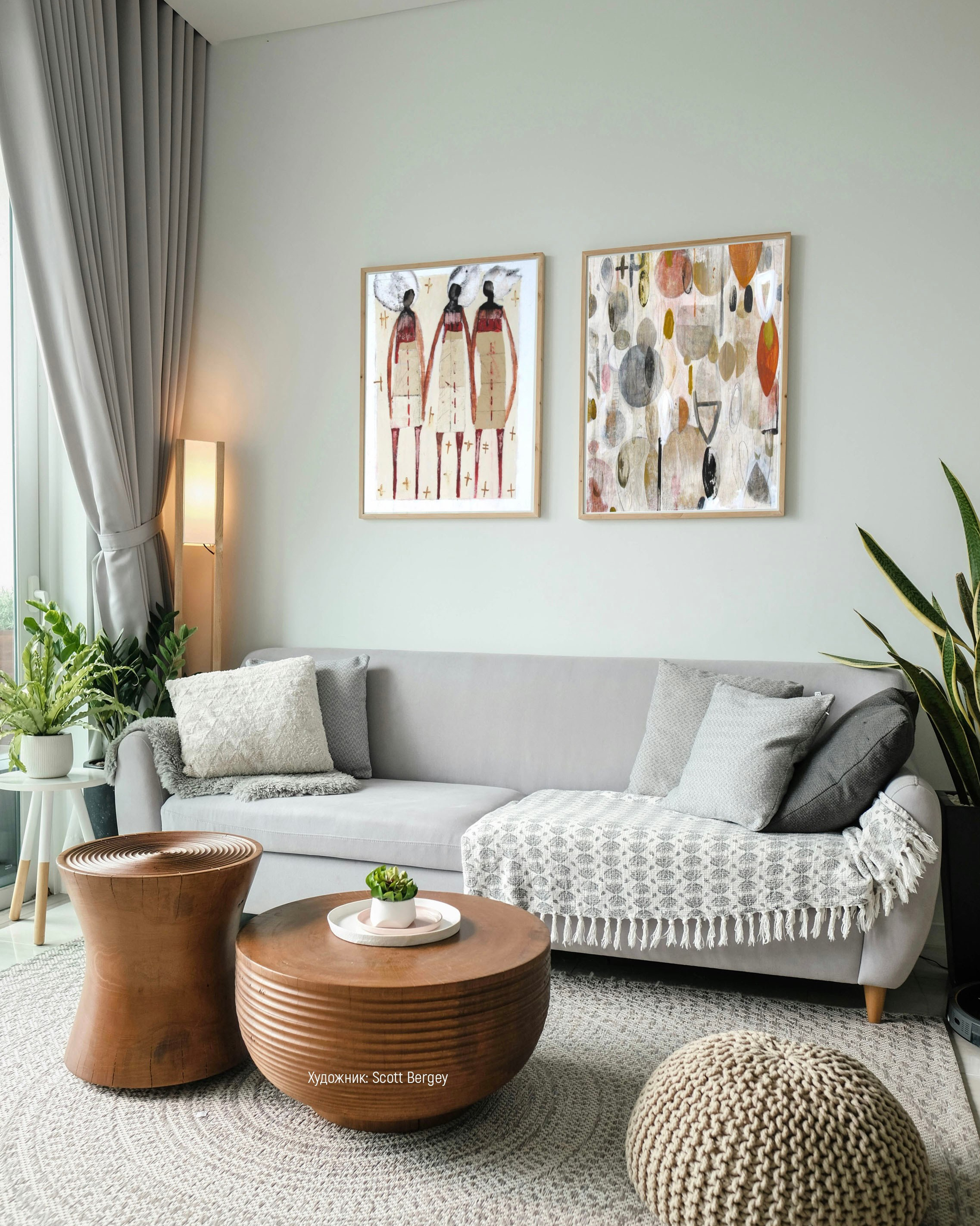 Картины в интерьере на стене за диваном