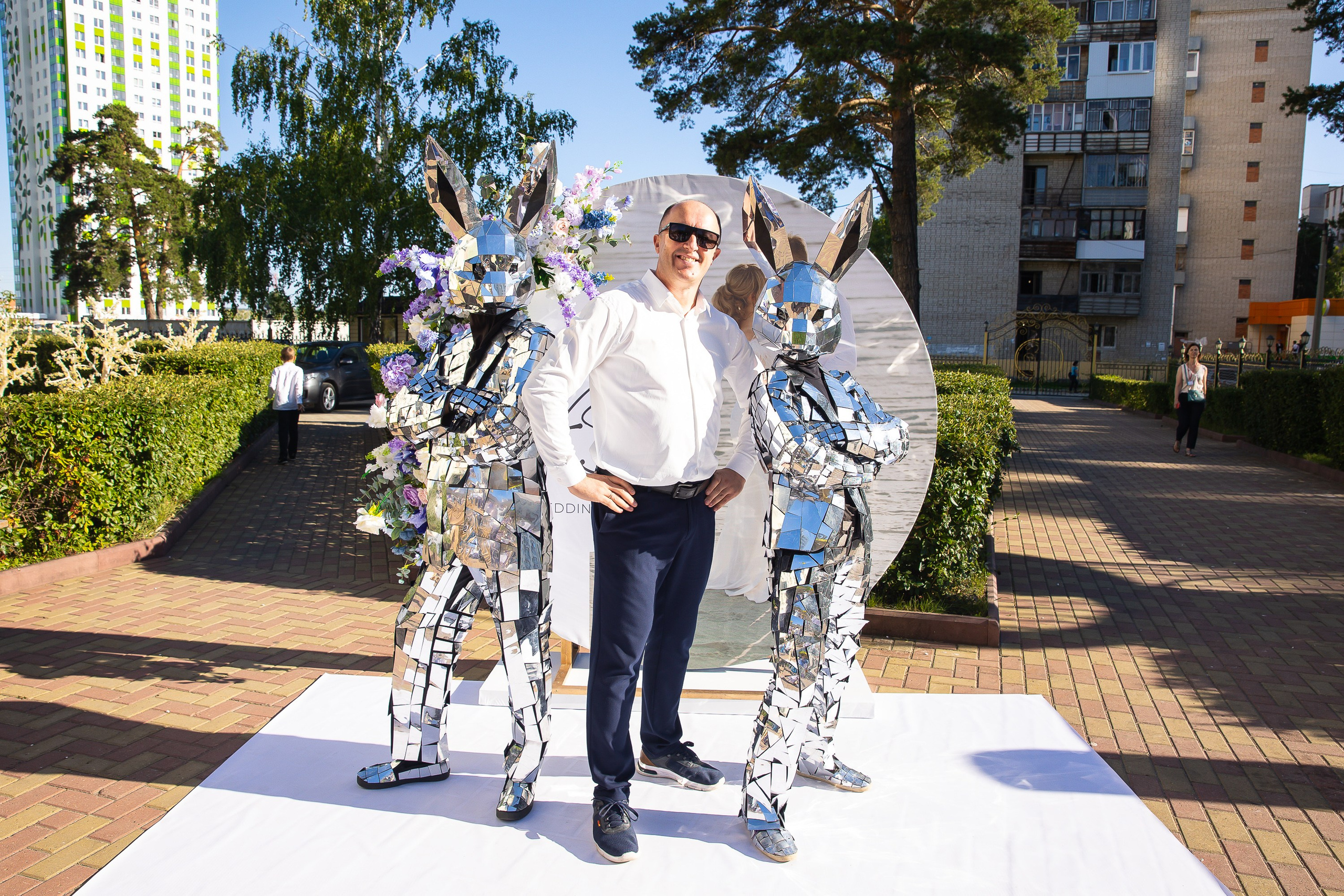 Фотограф Николай Рыков позирует у фотозоны.