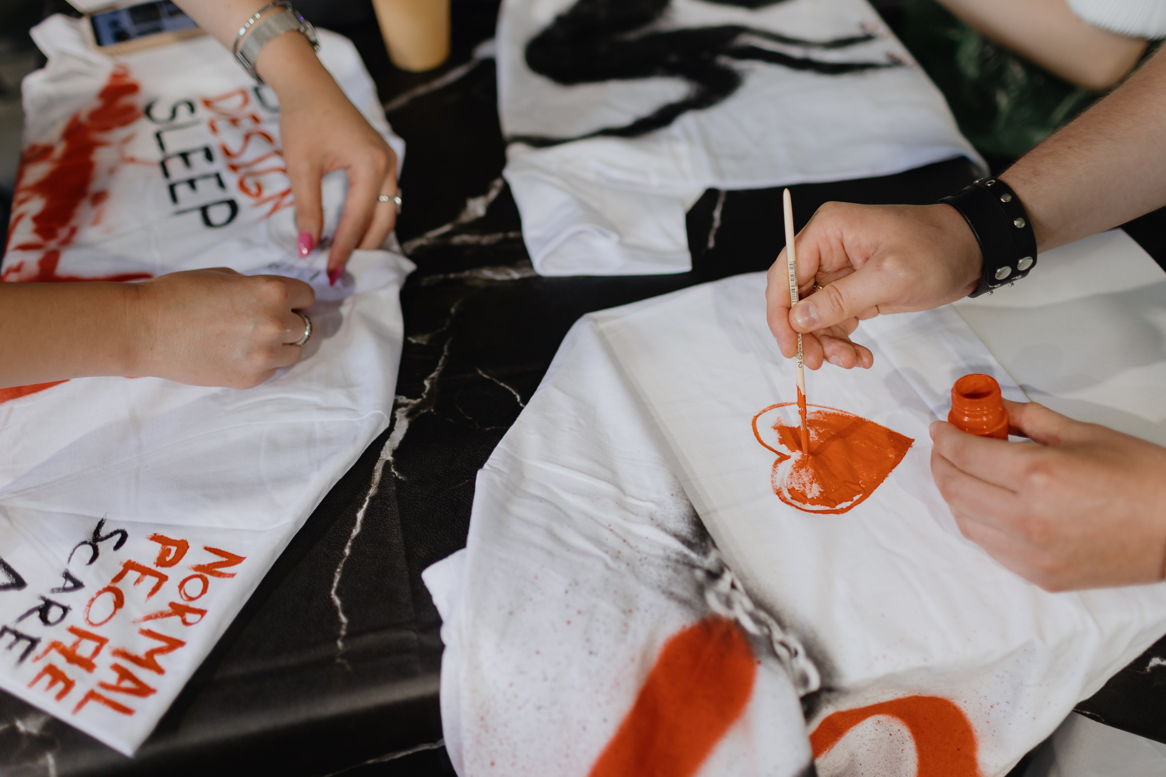 Кастомизация одежды на заказ | Роспись одежды, кроссовок и аксессуаров — ART.KARAS Екатеринбург. ART.KARAS — студия кастомизации одежды и арт-мероприятий