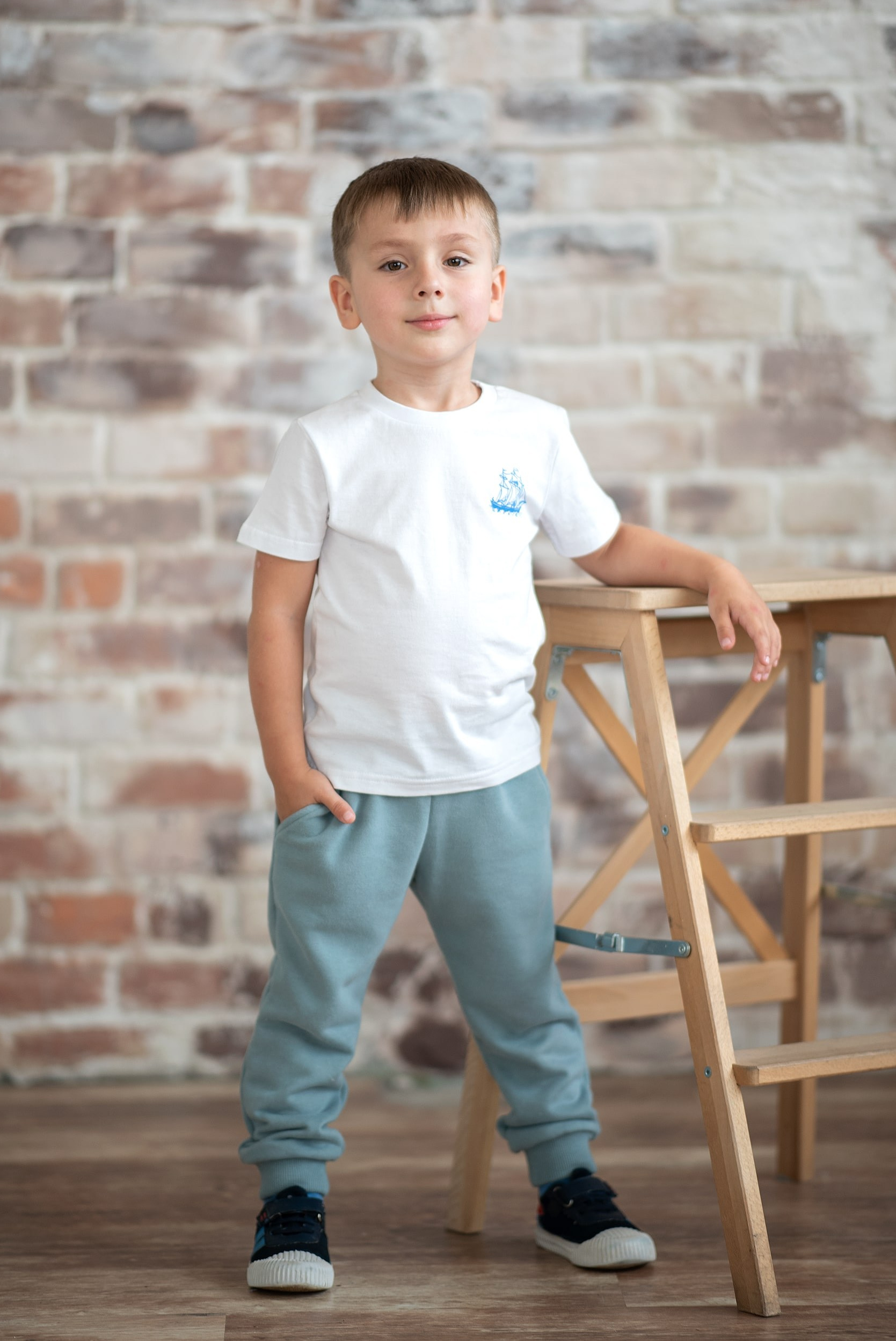 Предметное фото детской одежды - стиль и качество для маленьких модников.