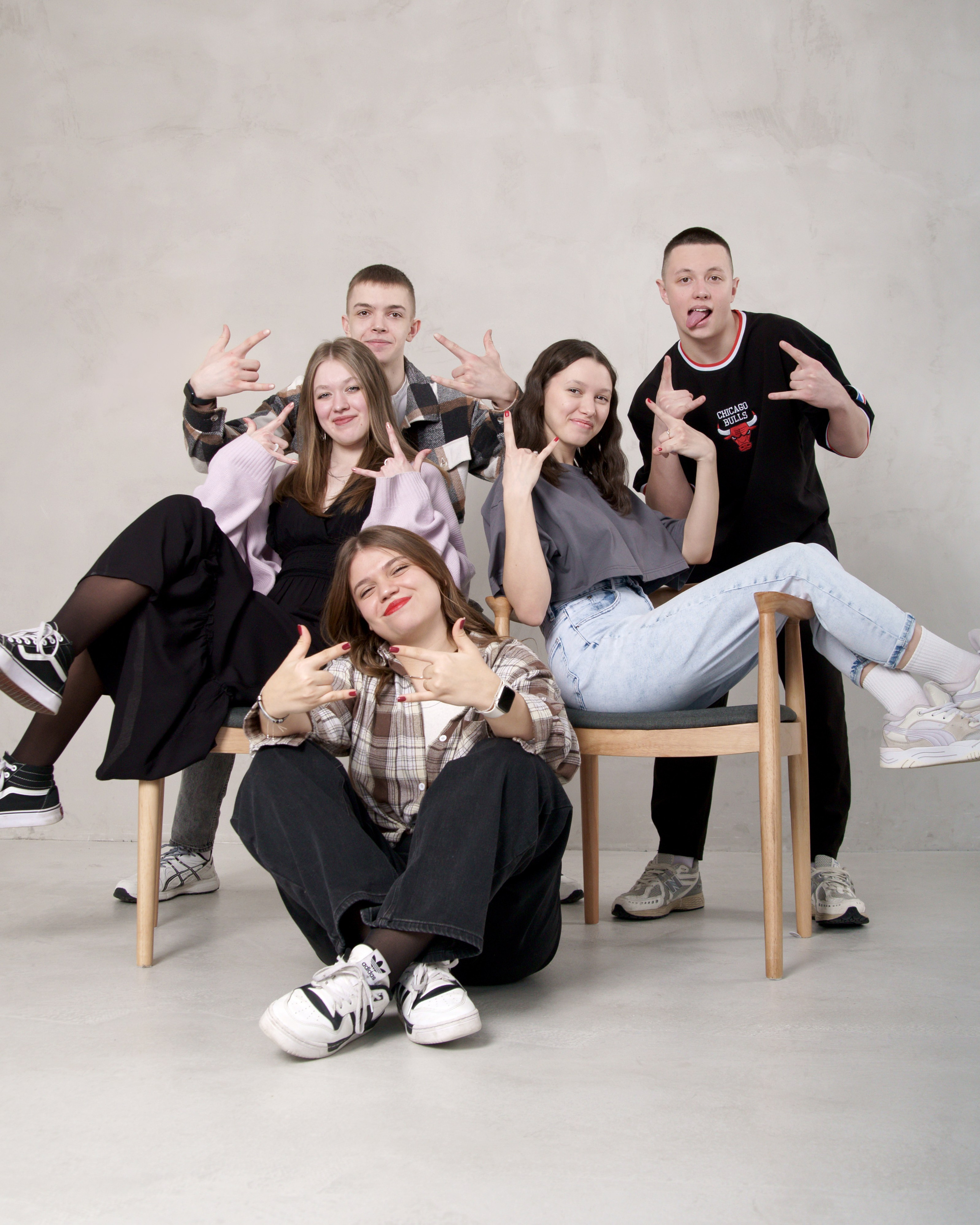 Выпускник старшей школы - студийная сьемка - веселый кадр