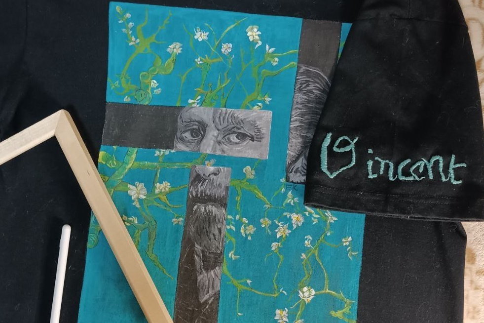 Эксклюзивная роспись одежды в Екатеринбурге — пример дизайнерской кастомизации джинсовки с авторской композицией и премиальной проработкой деталей