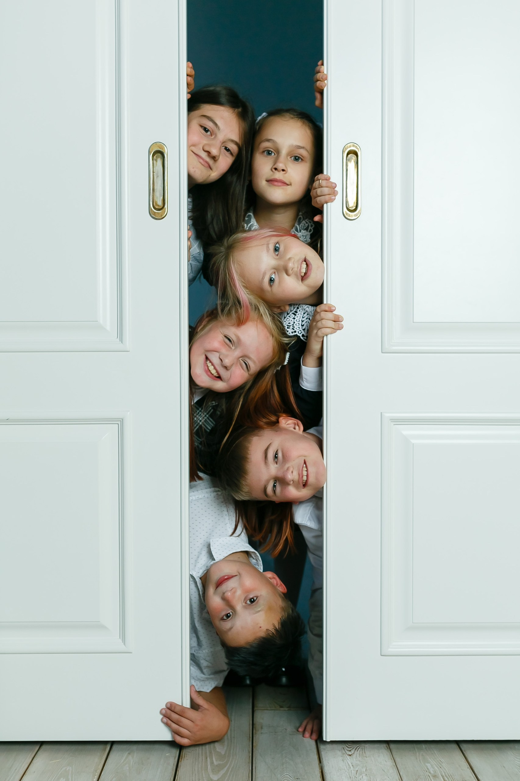 Выпускники выглядывают из-за двери класса