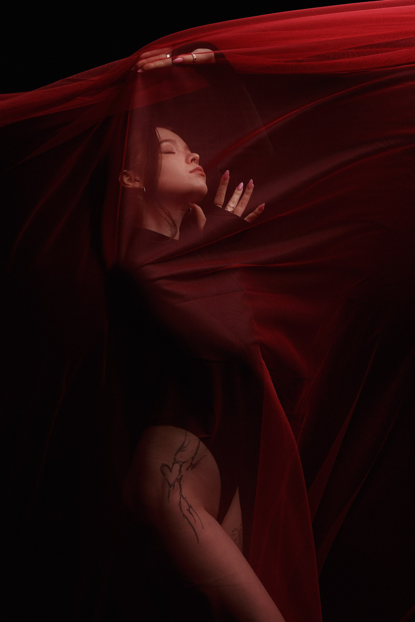 Портрет девушки с летящей красной тканью. 