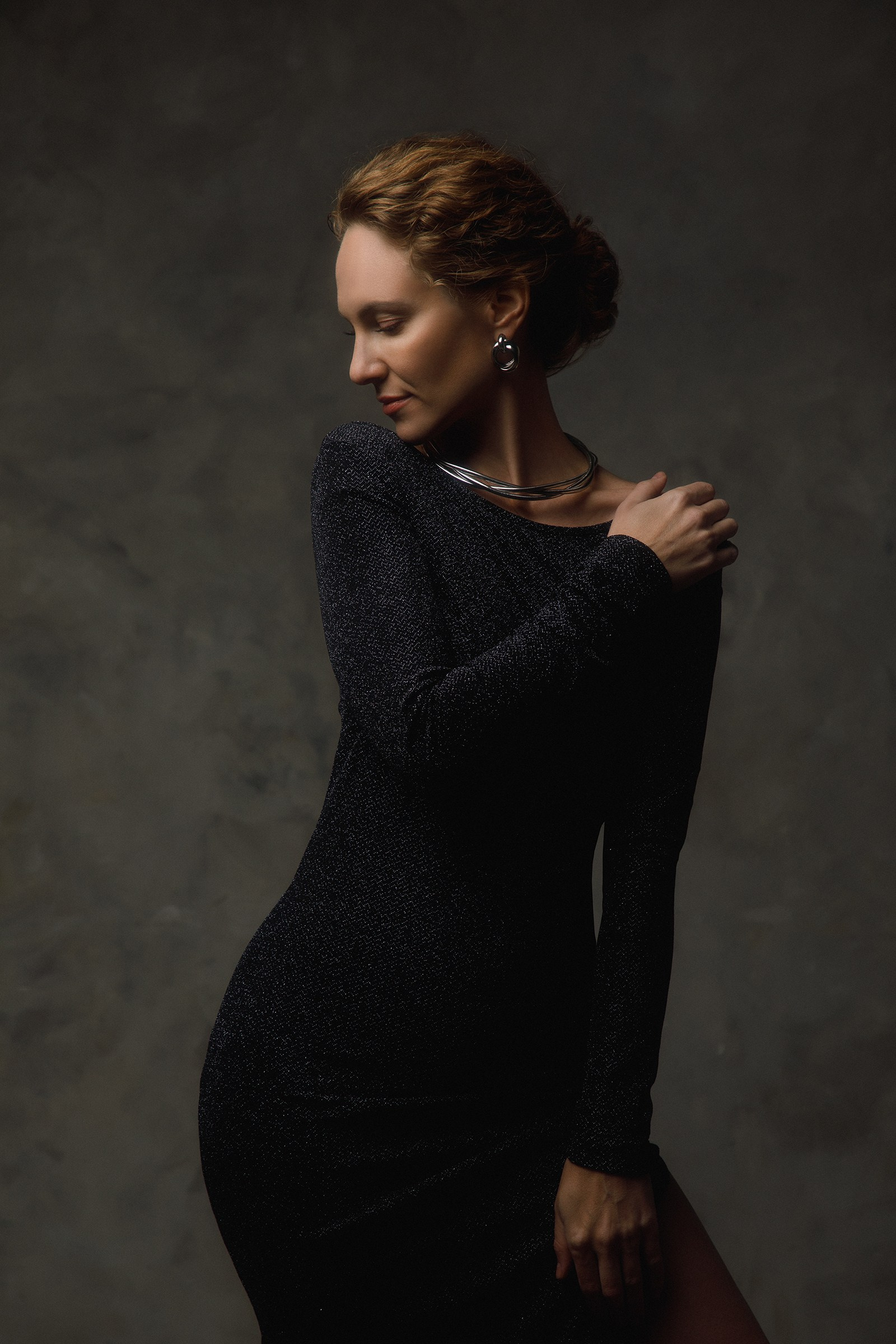 Фотосессия девушки с использованием прозрачного кружева и сверкающих украшений.