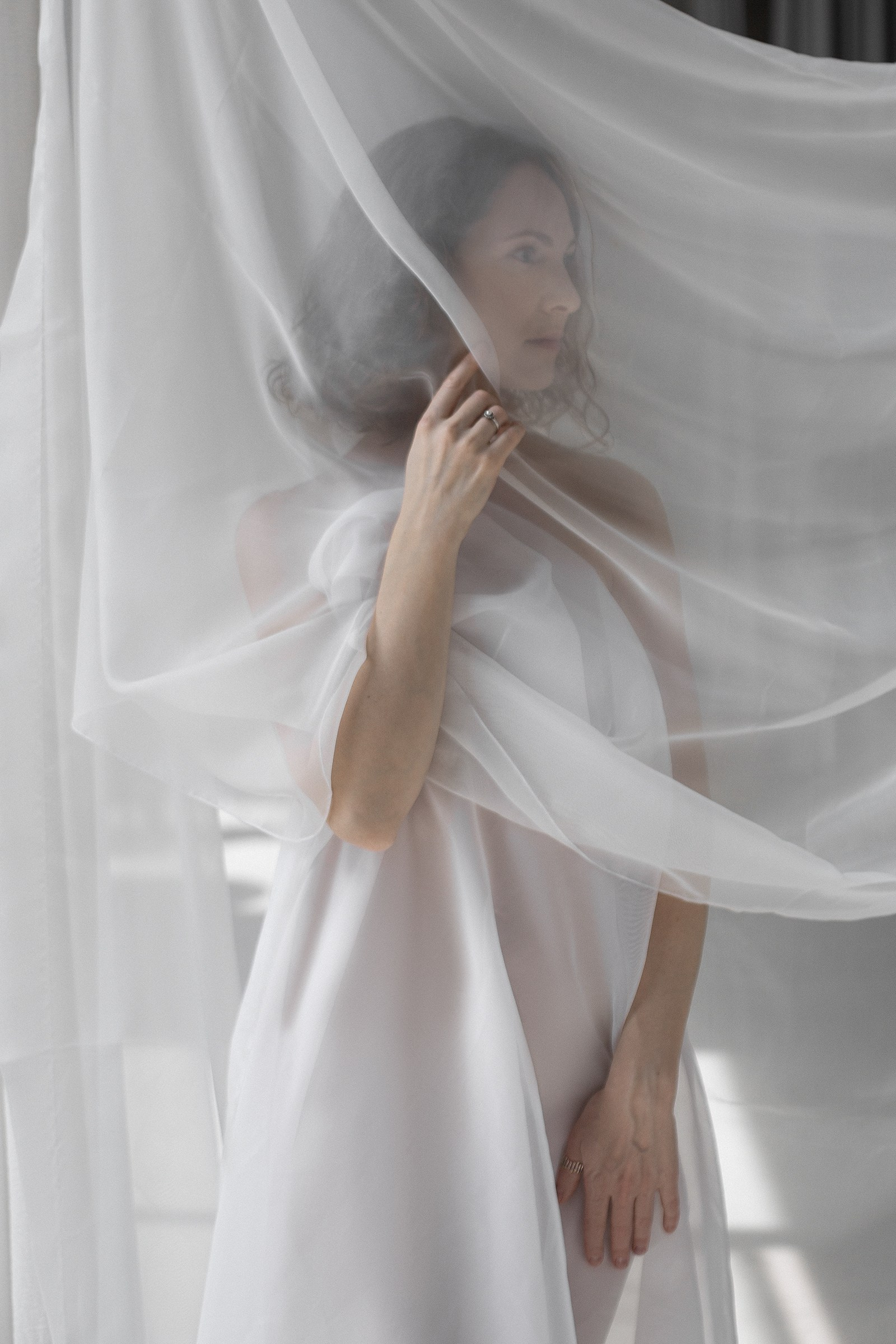 Фотосессия с естественным светов и белой тканью в фотостудии