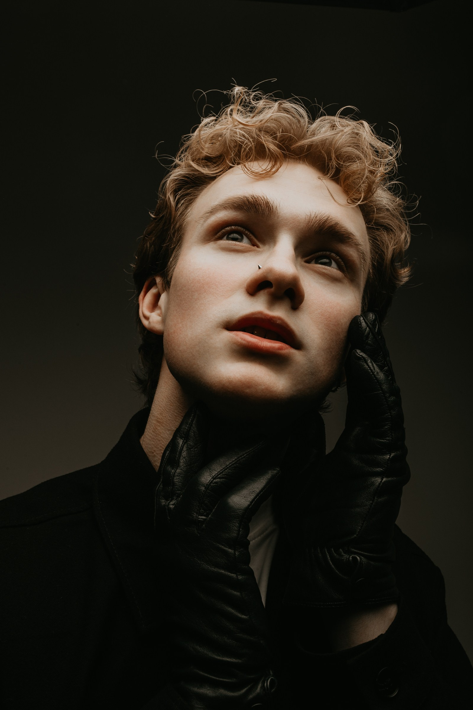 Студийный портрет мужчины с кудрявыми волосами