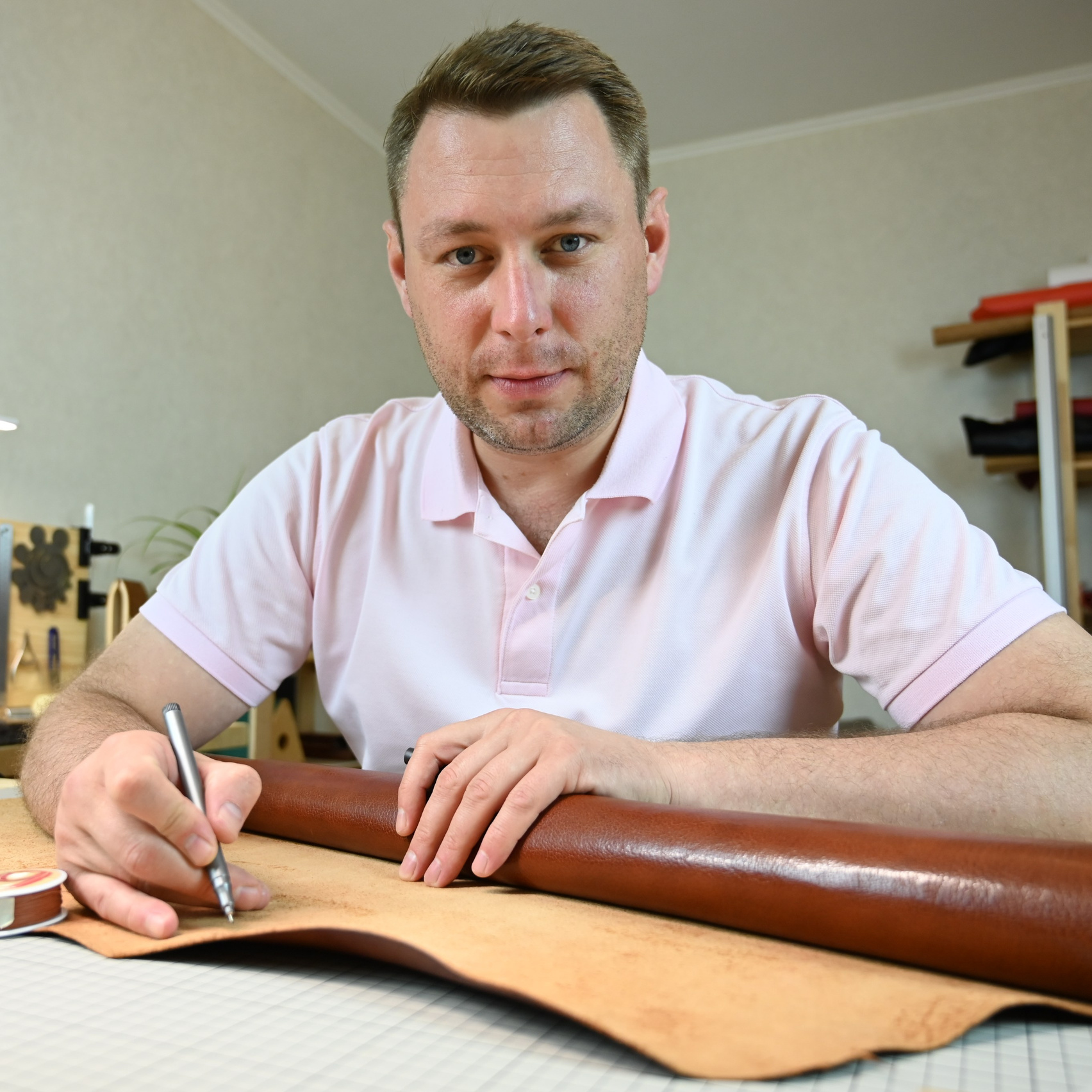 Частный мастер — дизайнер по созданию аксессуаров из кожи Олег Шарыгин