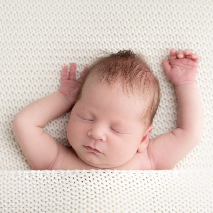 Фотосессия новорожденных в Москве дома и в студии от фотографа новорожденных. Фотосессия в студии в Москве от профессионального фотографа услуги по доступным ценам