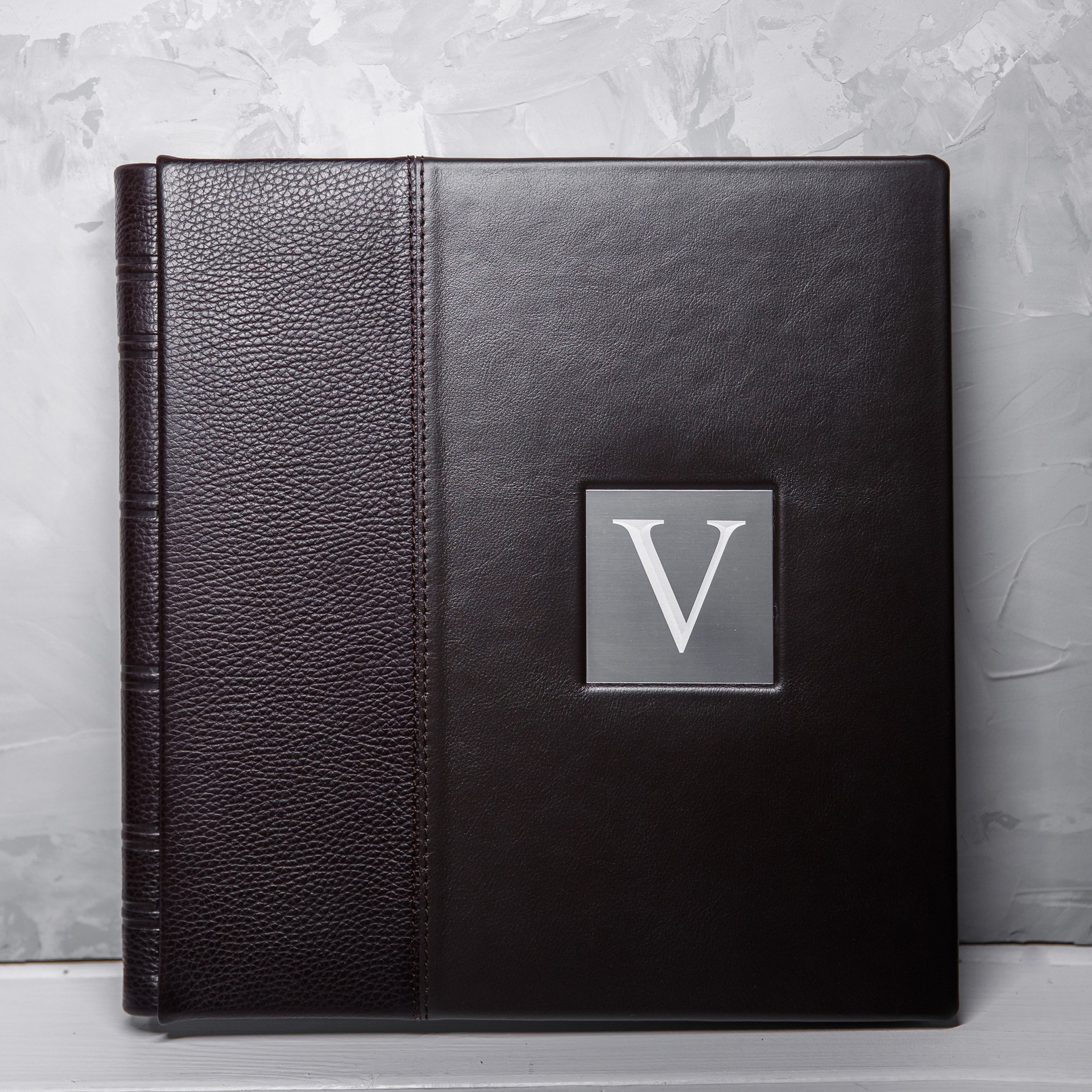 солидная кожаная фотокнига с металлическим шильдом