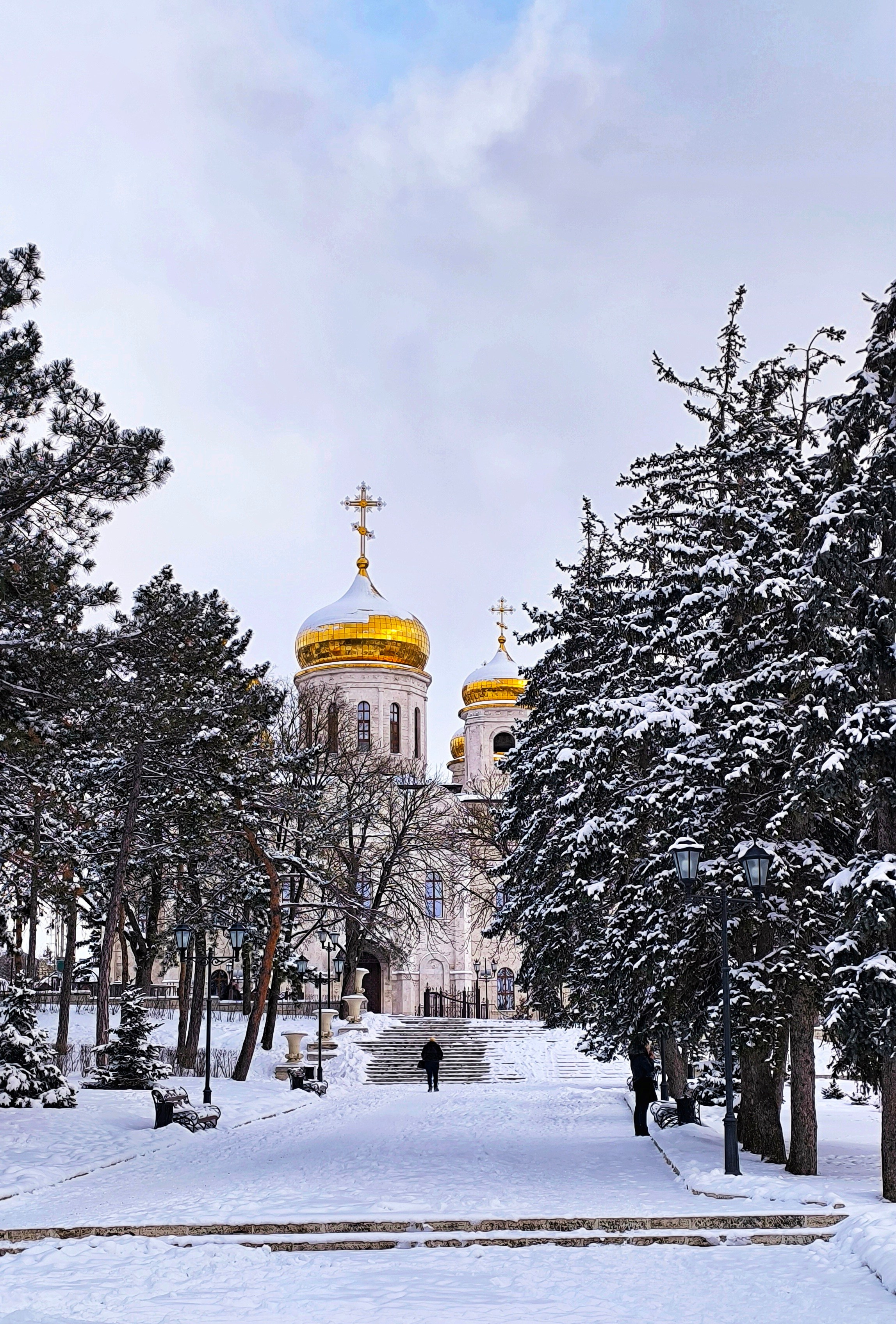 Вид на спасский собор в Пятигорске зимой