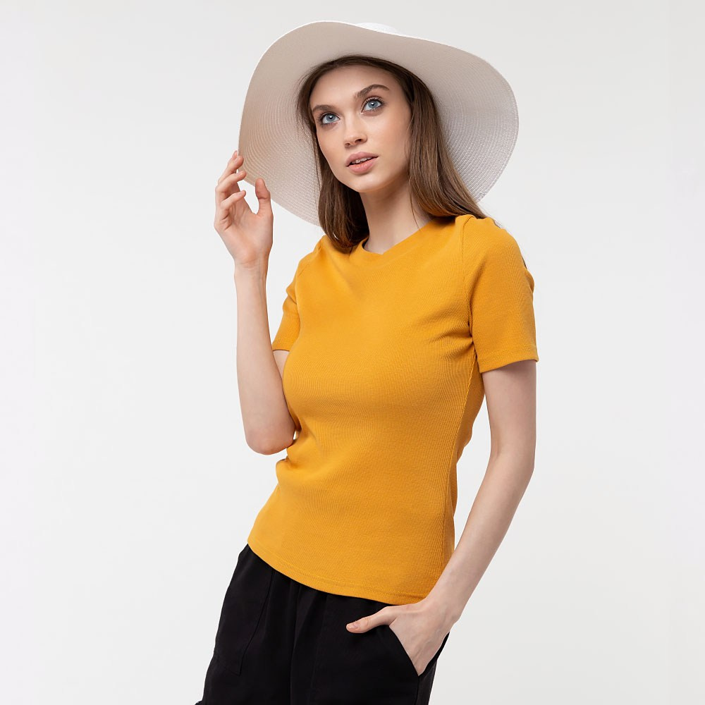 Съёмка одежды на модели в студии