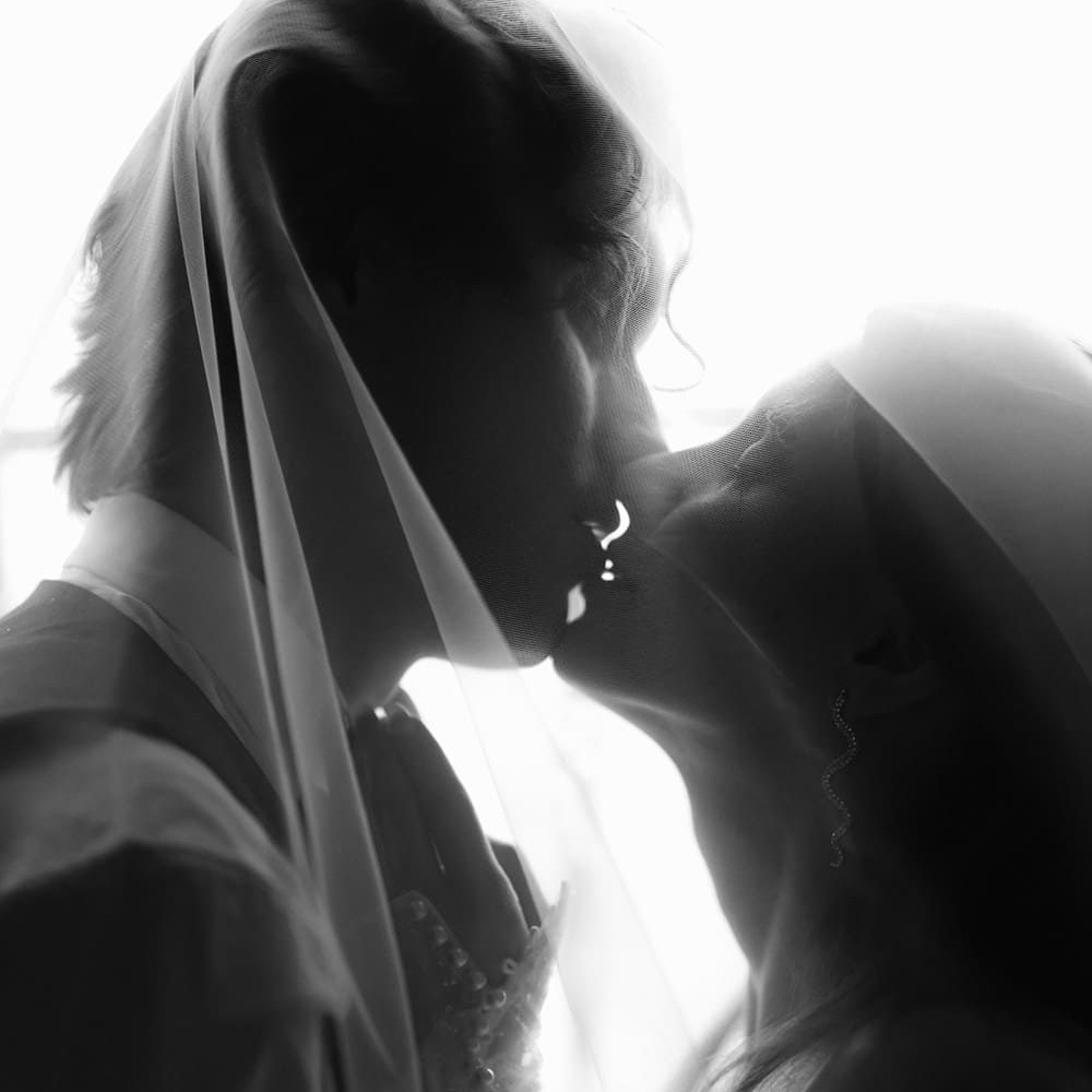 Романтическая фотосессия Love Story в студии: пара в мягком свете, близкий контакт