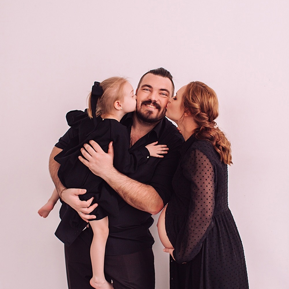 Семья фотографа Александра Горбаня: личная студийная фотосессия в ожидании ребенка. Пример того, как я создаю живые и эмоциональные кадры для семей в Волгограде.