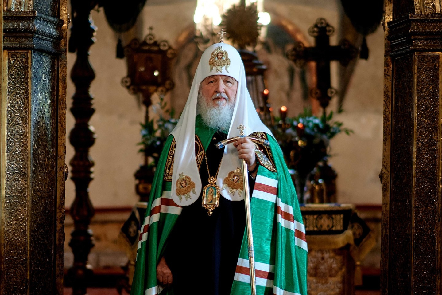 Эмоциональная фотография: женщина в светлом платке держит в руках букет вербы. Изображение используется для анонса конкурса церковной фотографии «Весна».