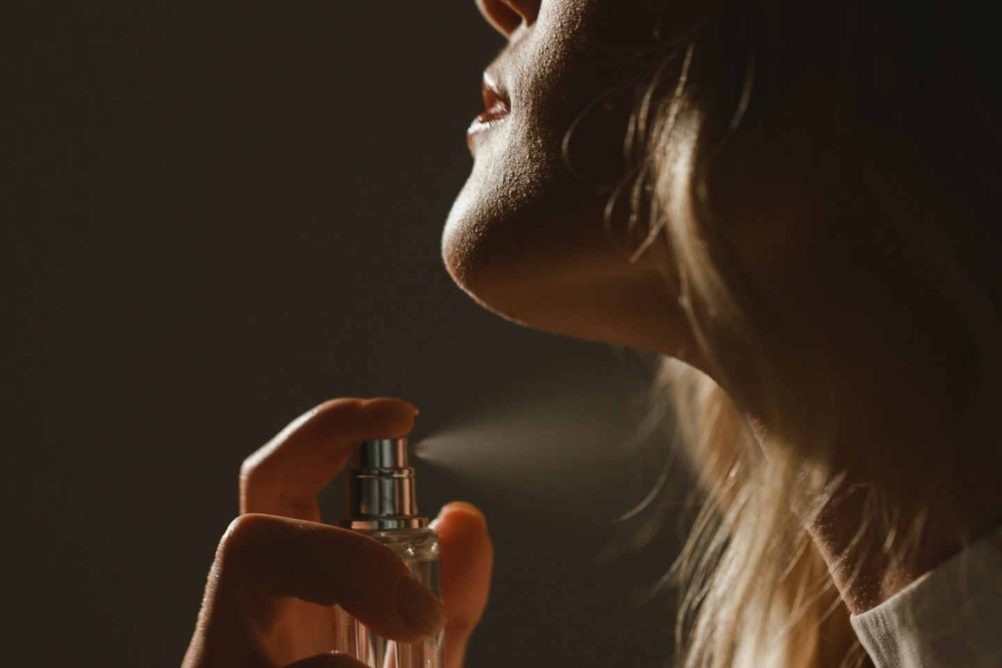 Имиджевая фотография духов с девушкой моделью