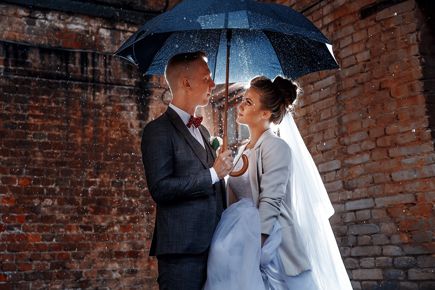 Примеры свадебных фотографий под дождем, жених с невестой под дождем