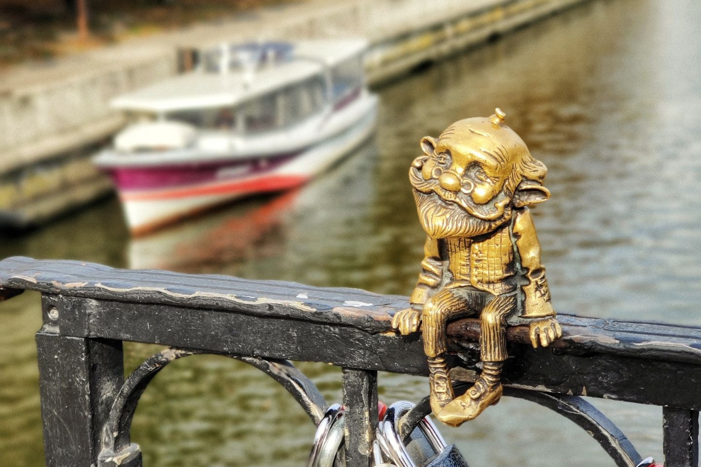 Бронзовая фигурка Хомлина на перилах моста рядом с островом Канта в Калининграде