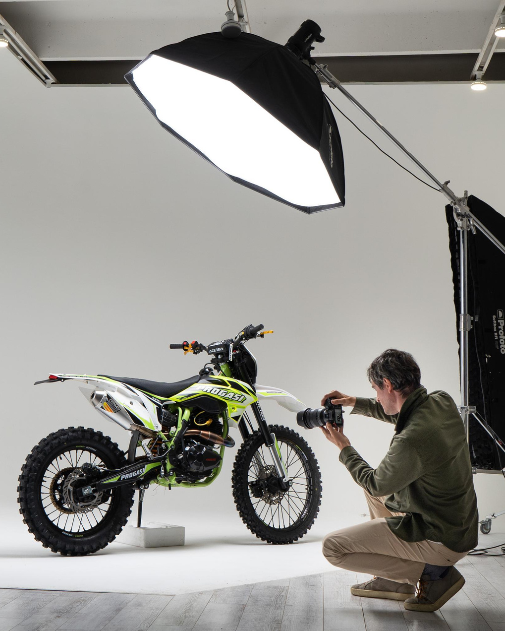 Телефон и контакты каталожного фотографа Александра Плонского в Москве. Каталожная и промышленная съемка в Москве Александр Плонский