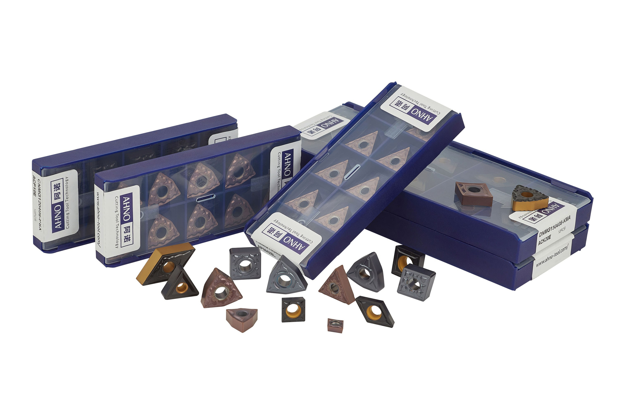 Фотосъёмка инструмента на белом фоне цены, групповое фото нескольких режущих пластин с коробками.