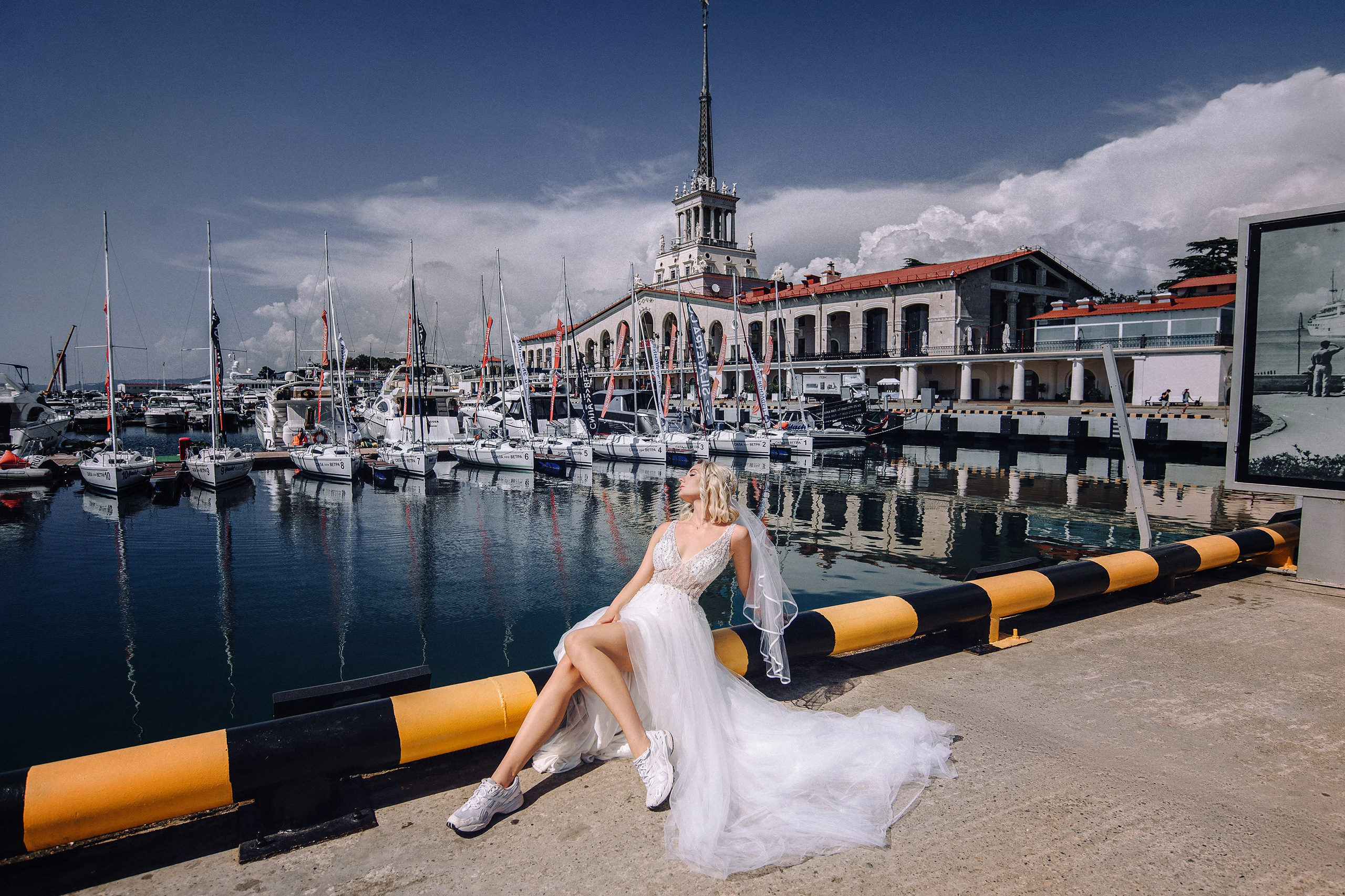 Профессиональная свадебная фотосессия в Адлере, Сочи, Красной Поляне и Сириусе. Съёмка в живописных локациях: у лазурного моря, среди величественных гор или в стильных урбанистических пространствах. Создайте свою фотосказку, где каждый кадр наполнен эмоциями, нежностью и красотой.