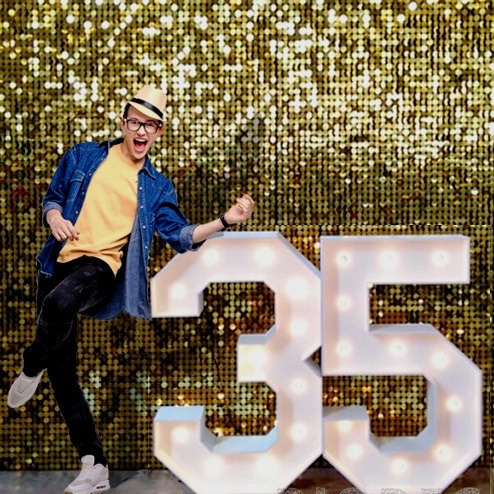 Шары с синими цифрами. Студия праздничного декора