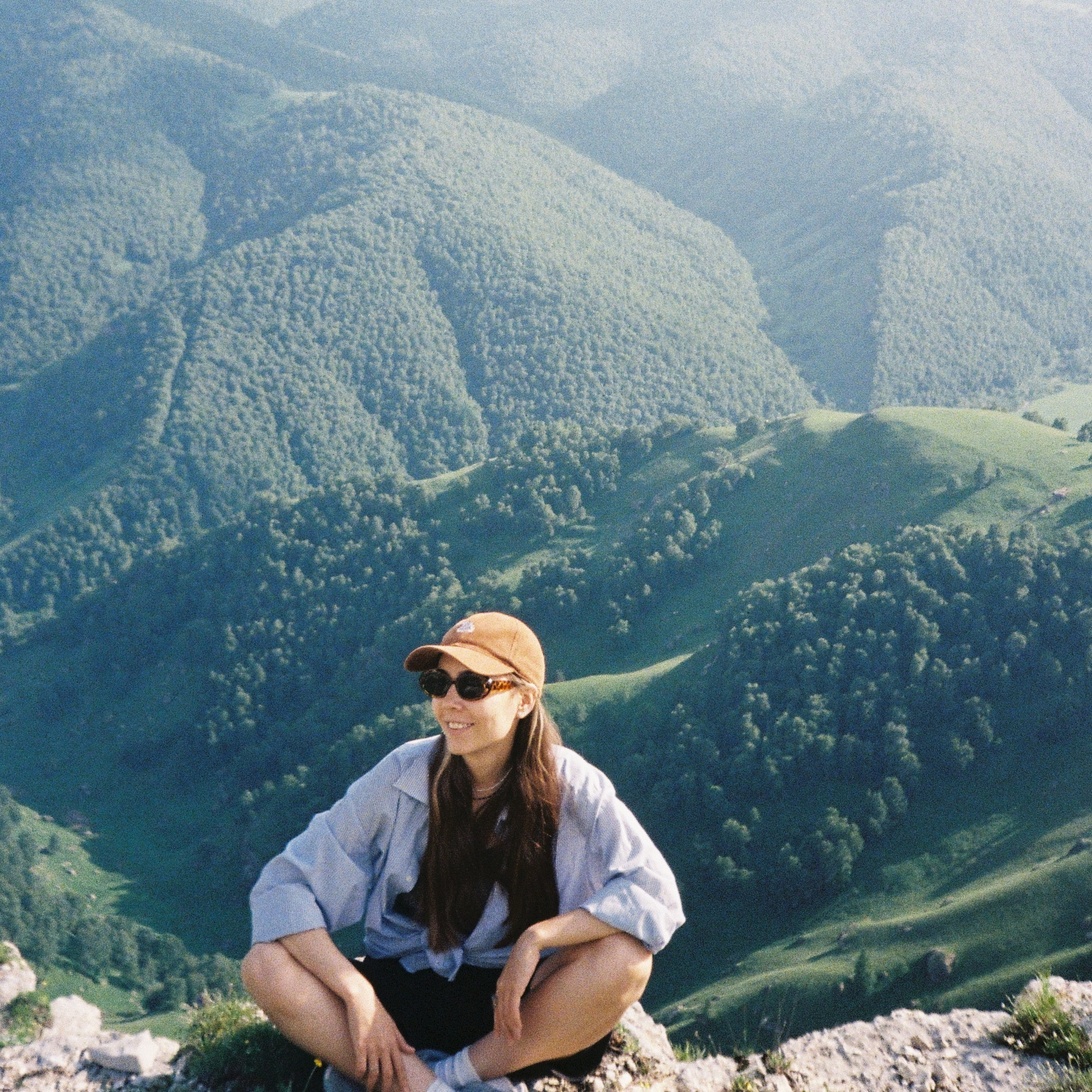 Предметный фотограф Екатеринбург фотосъемка для Wildberries ВБ Ozon Озон предметов косметики свечей украшений бижутерии. Фотограф Анастасия Жерновская Екб бизнес-портрет имиджевая съемка контент для соцсетей экспертов психологов коучей. Съемка товаров для маркетплейсов инфографика карточки товара Екб цена
