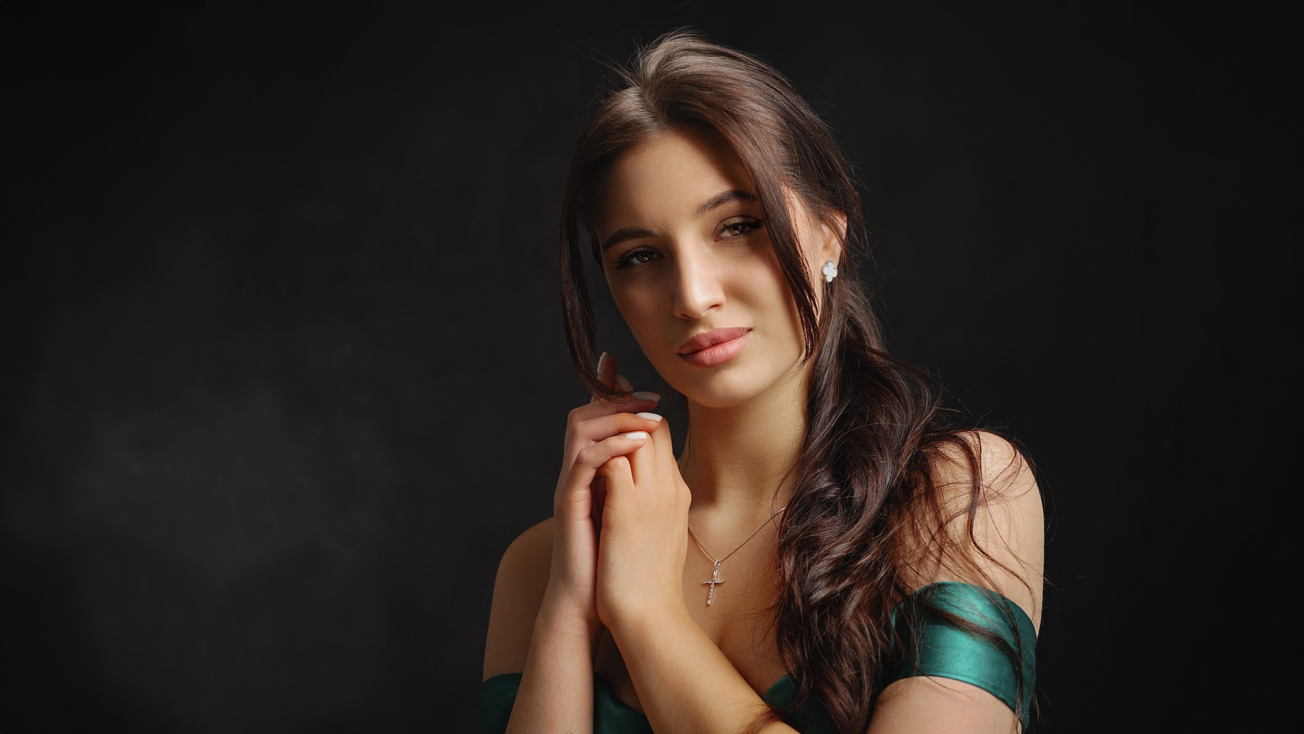 Портрет девушки в зелёном платье на чёрном фоне в студии