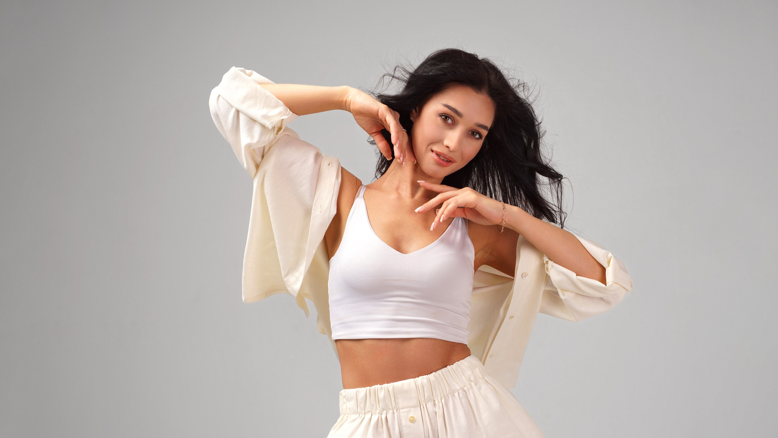 Женский студийный портрет в нежно бежевых тонах