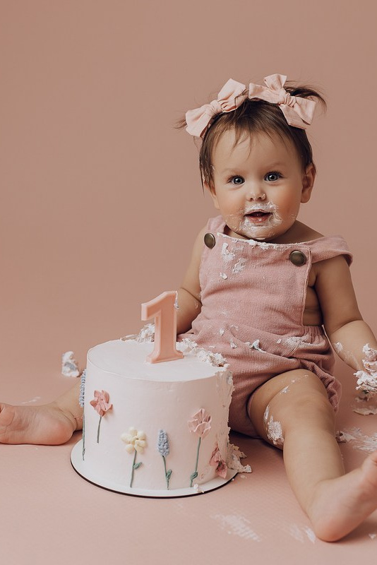 Годик, фотосессия на годик в Сочи, профессиональный детский фотограф. Полный образ, минимализм. Детский студийный фотограф Сочи