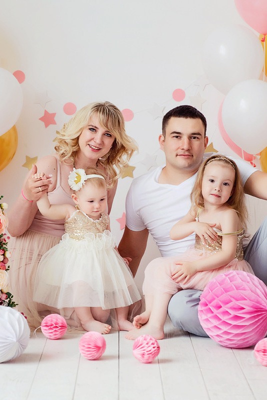 Семейное фото – хорошая традиция. Вместе с первыми фотоаппаратами и фотографами родился этот обычай: собираться всей семьёй и проводить общую семейную фотосессию в студии или на природе. Это стало модно у всех слоев населения: от царской семьи до городского ремесленника. Одни вызывали фотографа во дворец, другие надевали самые нарядные одежды и шли в фотоателье. А дальше все уравнивались: фото и первых и вторых стали храниться в семейных альбомах и передаваться из поколения в поколение.Приближаются праздники или очередные выходные, а вы до сих пор не знаете, как развлечься всей семьей? Чтобы очередной свободный день не прошел на диване перед телевизором, советую уже сейчас заказать семейную фотосессию в студии или на природе. Подарочный сертификат на профессиональную фотосъемку также можно приобрести для своих родных или друзей – такой сюрприз оценят и с удовольствием используют люди любого возраста. С течением времени даже приятные воспоминания тускнеют в нашей памяти и забываются. Несколько часов перед объективом камеры понравятся всем участникам действа, ведь фотосъемка – это отлично проведенное вместе время, нестандартное событие, которое происходит не каждый день и возможность показать настоящие чувства или, наоборот, «покривляться» перед камерой.