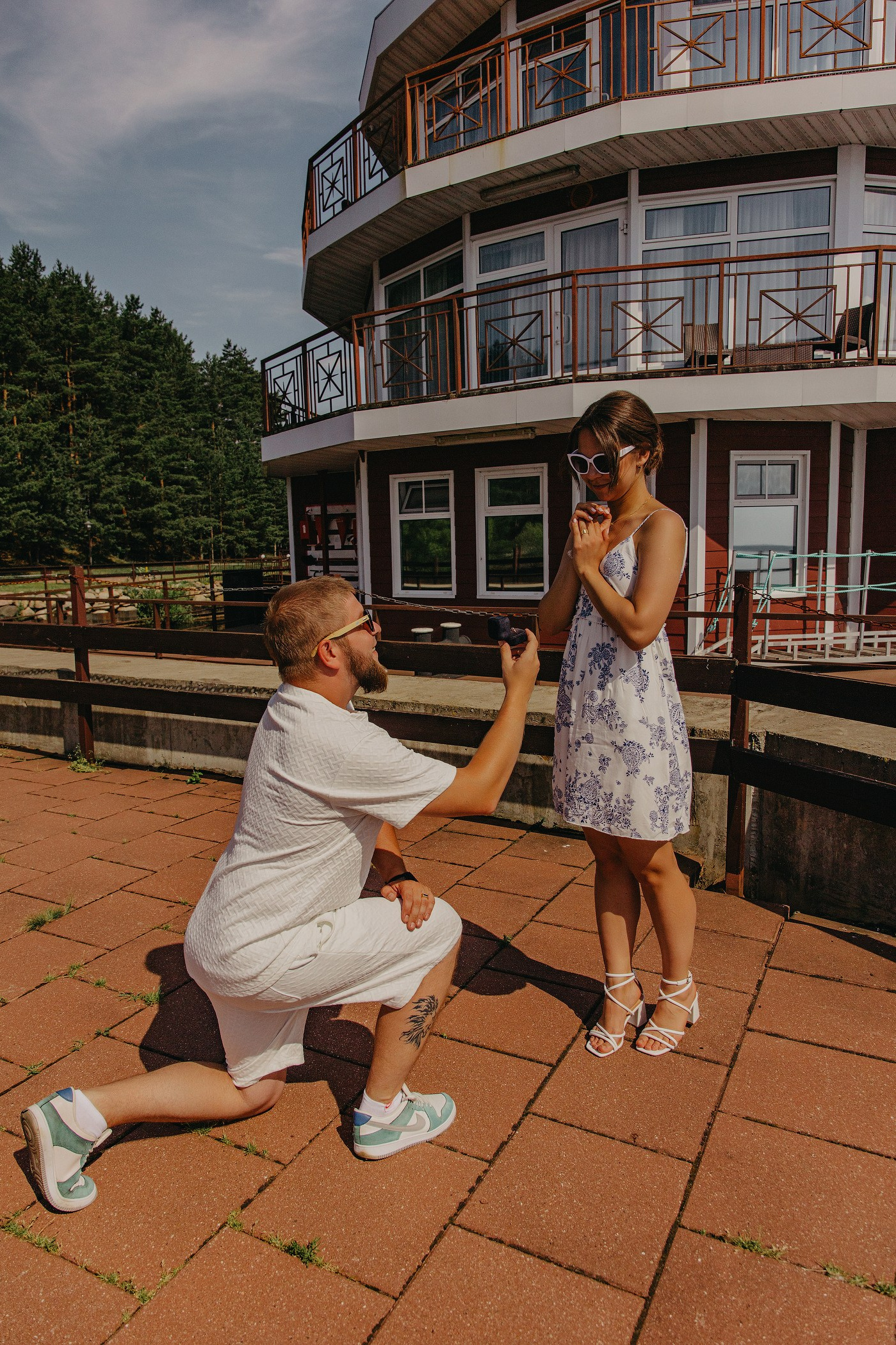 Свадебная пара на прогулке в Коприно, Рыбинск, вечернее освещение